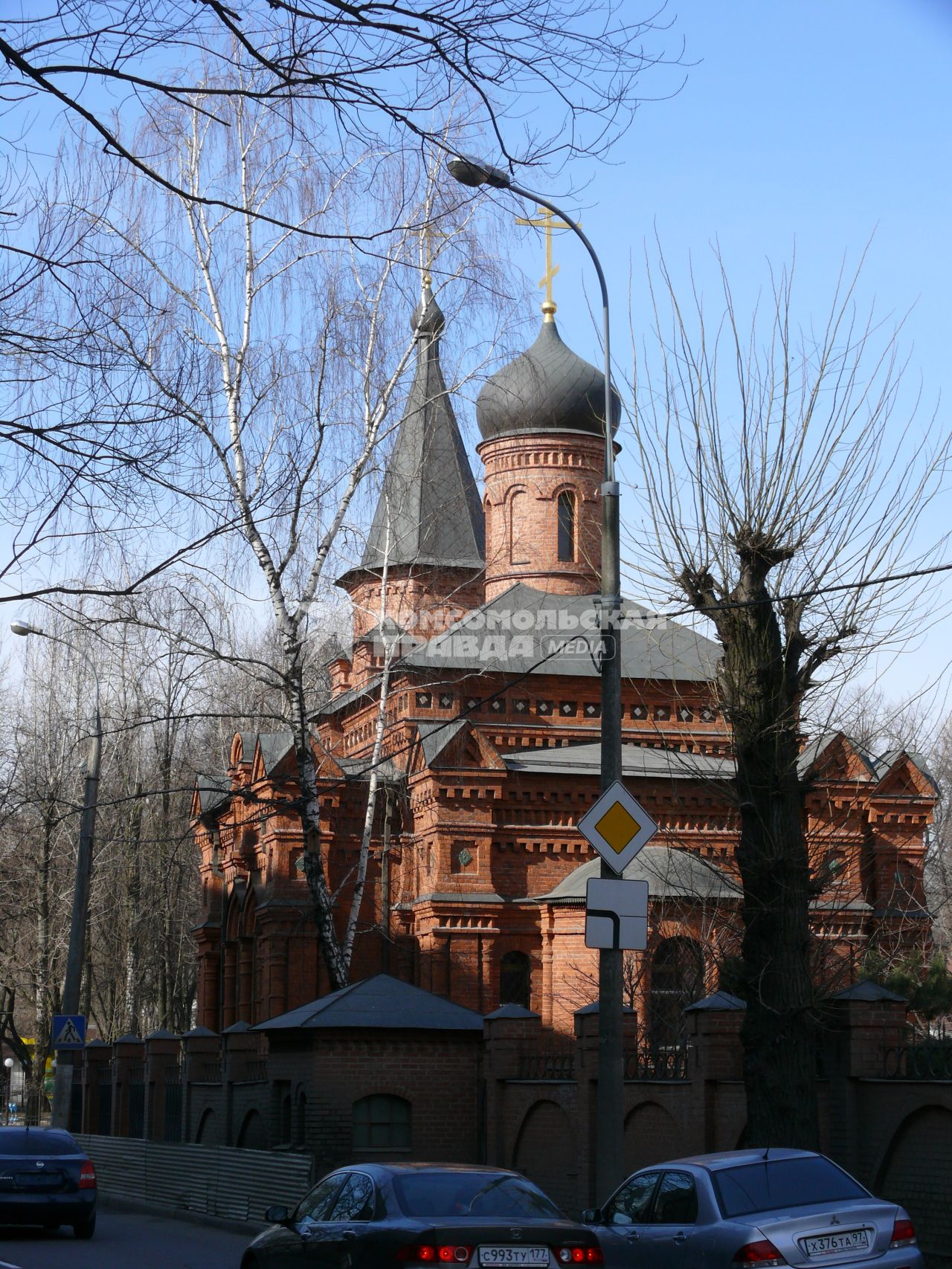 Храм святителя Митрофана Воронежского (Митрофаниевская церковь) . православный храм в районе Савёловский города Москвы. Единственный православный храм во всём районе. Единственный придел храма освящён в честь Митрофана Воронежского. Относится к Всехсвятскому благочинию Московской епархии. Построен в 1894.1895 при Елизаветинском приюте для сирот на средства купца Митрофана Грачёва. Закрыт в 1935 году. В 1990 году вновь передан верующим.