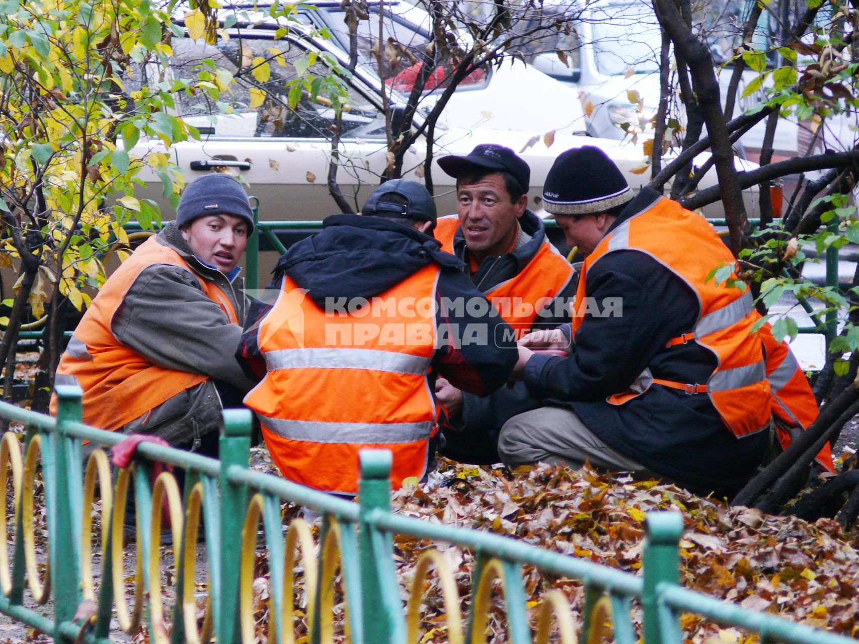 Гастарбайтеры делят колбасу