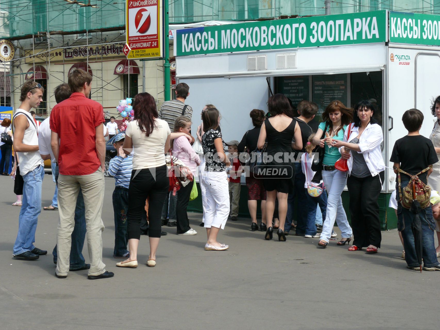 Очередь в кассу Московского зоопарка