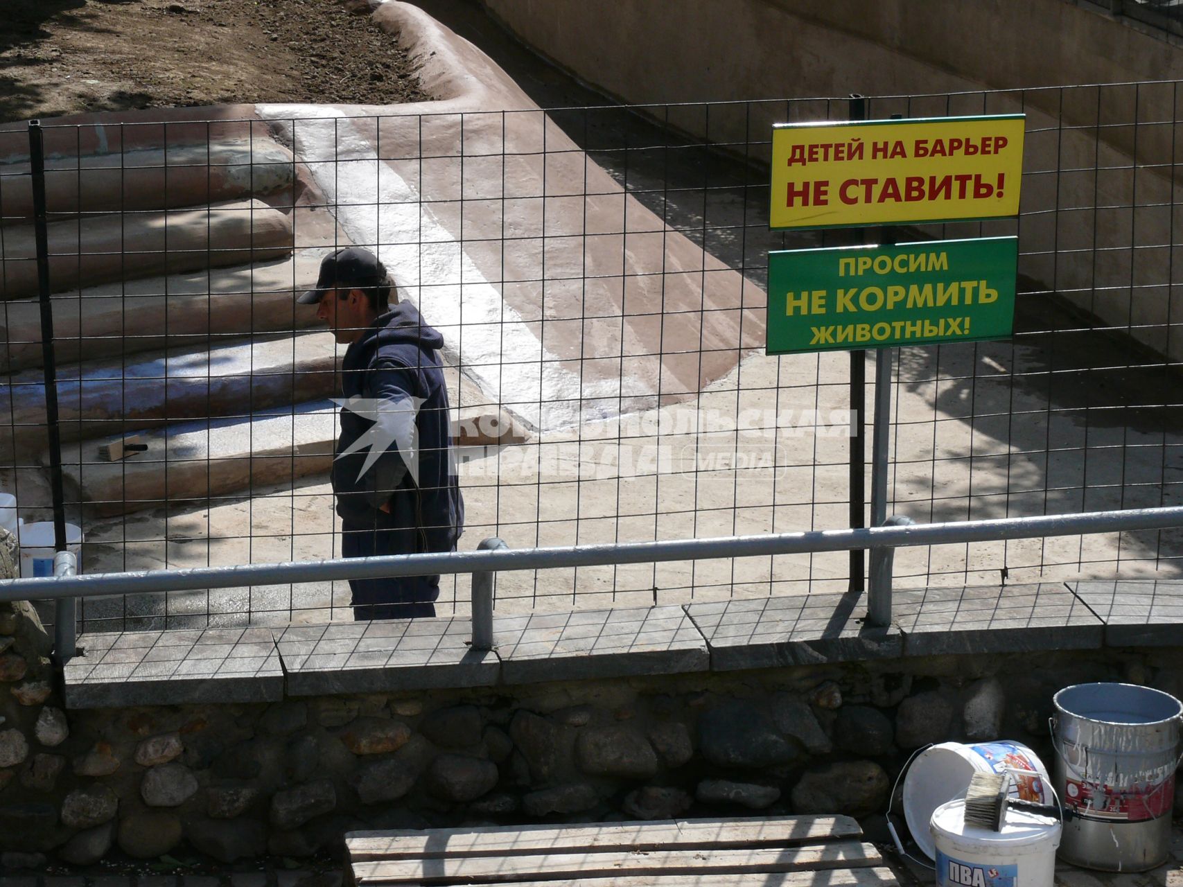 Ремонтные работы в Московском зоопарке. Рабочий в вольере.