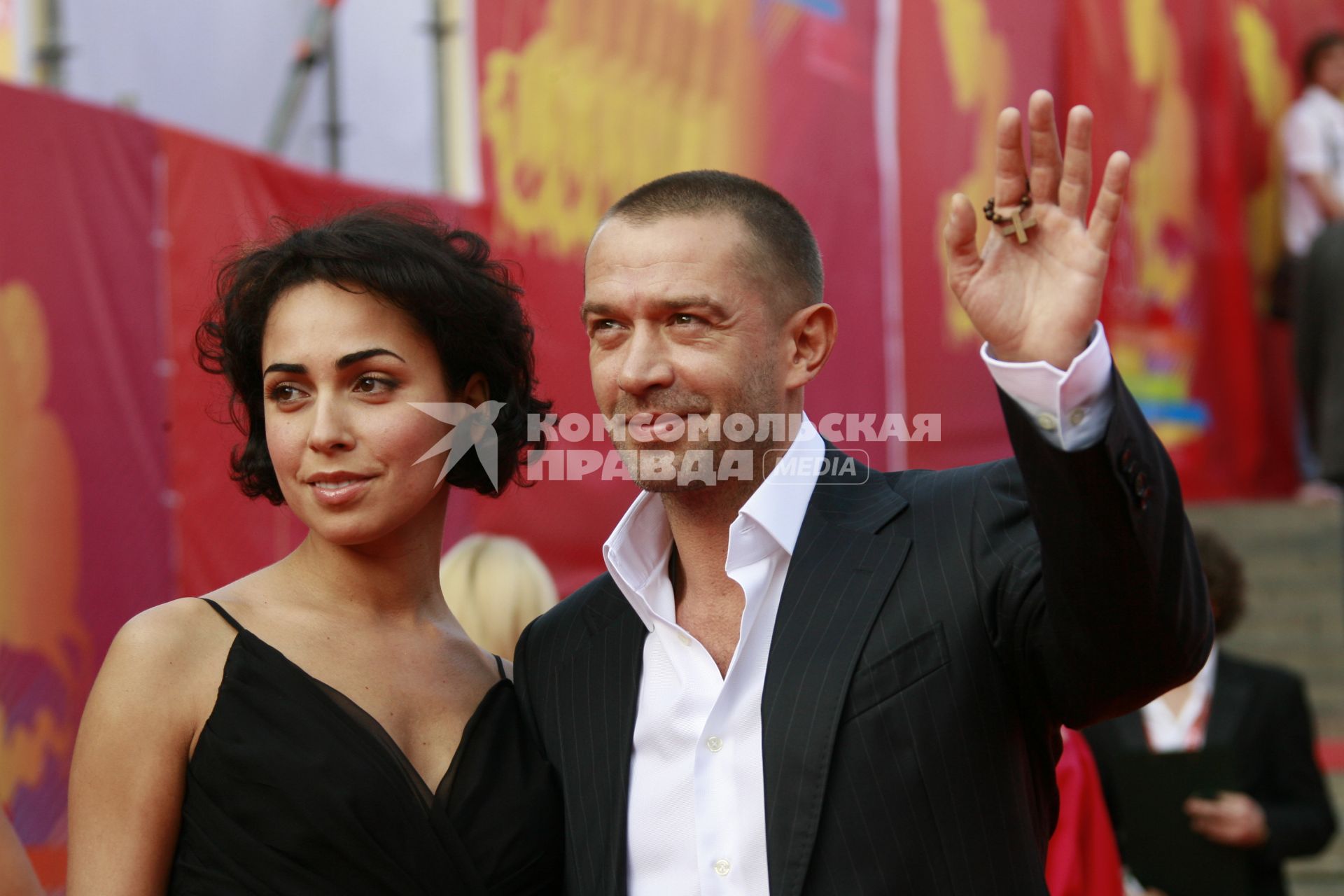 Звездная дорожка церемонии открытия ММКФ-2007 (21.06.2007). На фото: Владимир Машков с женой Оксаной Шелест. Машков Владимир Львович (27 ноября 1963, Тула) . советский и российский актёр театра и кино. Заслуженный артист России (1996)