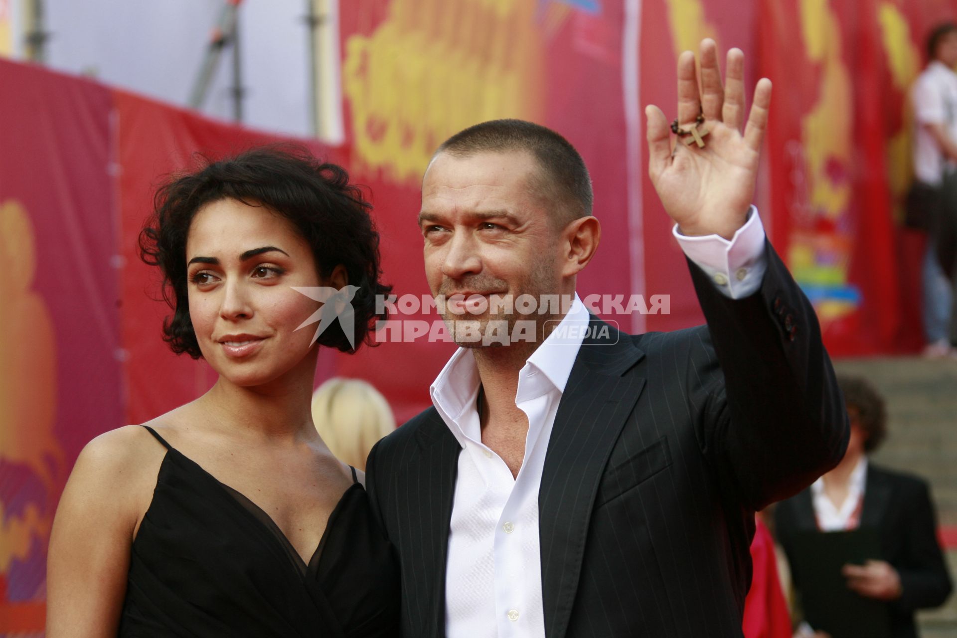 Звездная дорожка церемонии открытия ММКФ-2007 (21.06.2007). На фото: Владимир Машков с женой Оксаной Шелест. Машков Владимир Львович (27 ноября 1963, Тула) . советский и российский актёр театра и кино. Заслуженный артист России (1996)