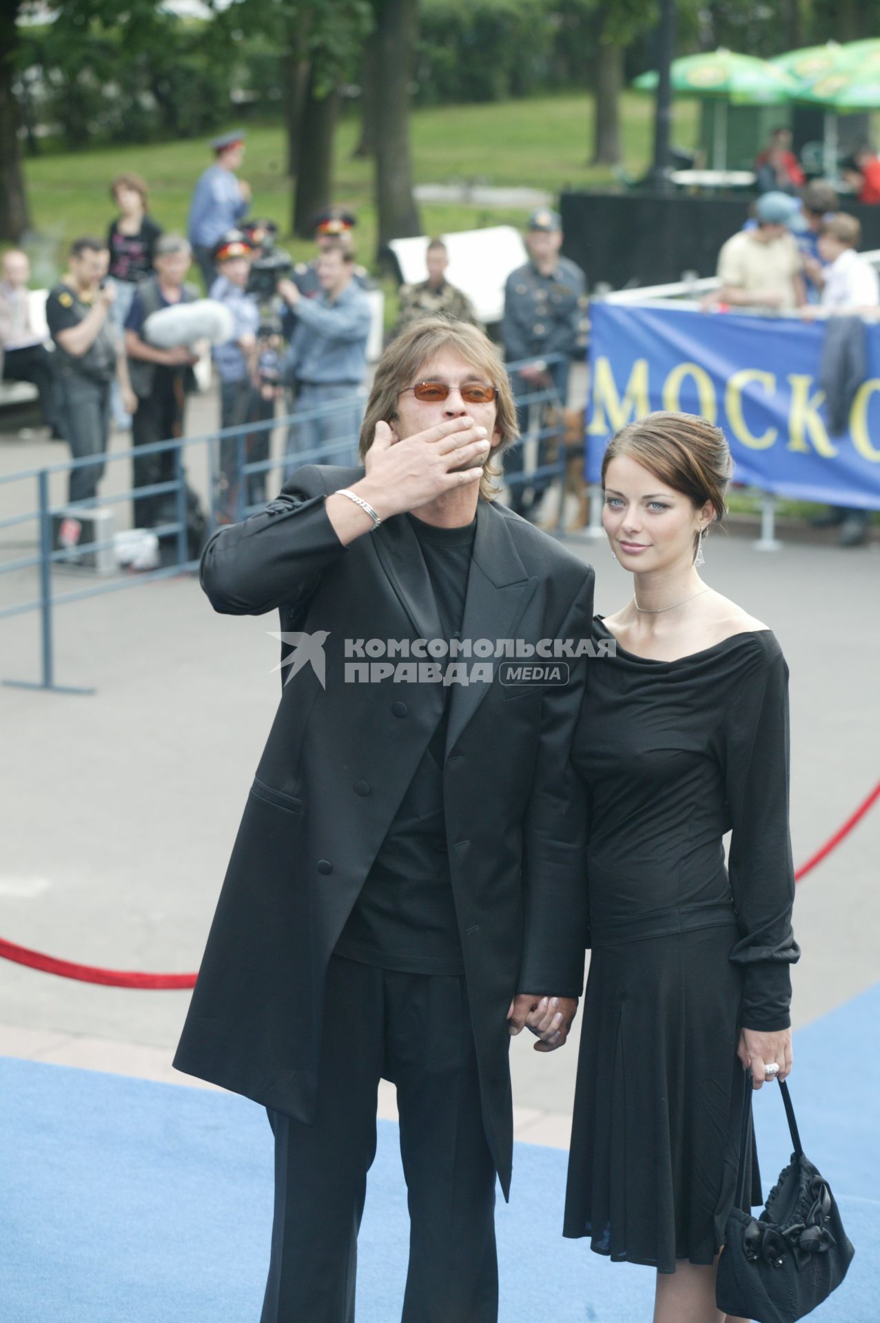 Международный московский кинофестиваль 2005.  На фото - Александр Домогаров и Марина Александрова. Домогаров Александр Юрьевич (12 июля 1963, Москва) . советский и российский актёр театра и кино, народный артист Российской Федерации (2007). Александрова Марина Андреевна  (настоящая фамилия Пупенина; 29 августа 1982, Кишкунмайша, Венгрия) . российская актриса.