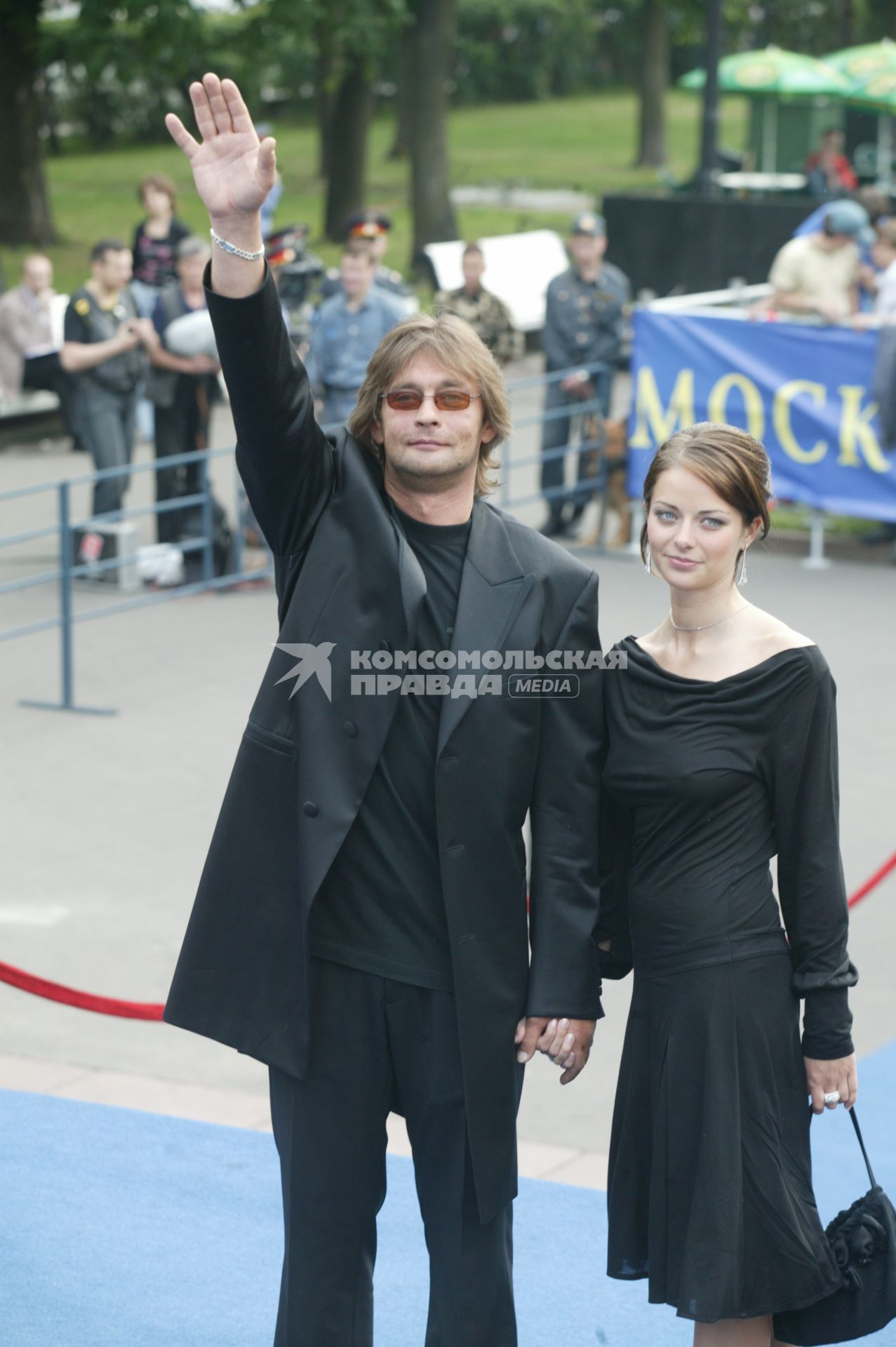Международный московский кинофестиваль 2005.  На фото - Александр Домогаров и Марина Александрова. Домогаров Александр Юрьевич (12 июля 1963, Москва) . советский и российский актёр театра и кино, народный артист Российской Федерации (2007). Александрова Марина Андреевна  (настоящая фамилия Пупенина; 29 августа 1982, Кишкунмайша, Венгрия) . российская актриса.
