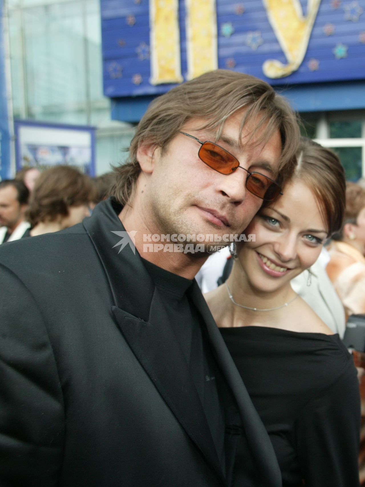 Международный московский кинофестиваль 2005.  На фото - Александр Домогаров и Марина Александрова. Домогаров Александр Юрьевич (12 июля 1963, Москва) . советский и российский актёр театра и кино, народный артист Российской Федерации (2007). Александрова Марина Андреевна  (настоящая фамилия Пупенина; 29 августа 1982, Кишкунмайша, Венгрия) . российская актриса.