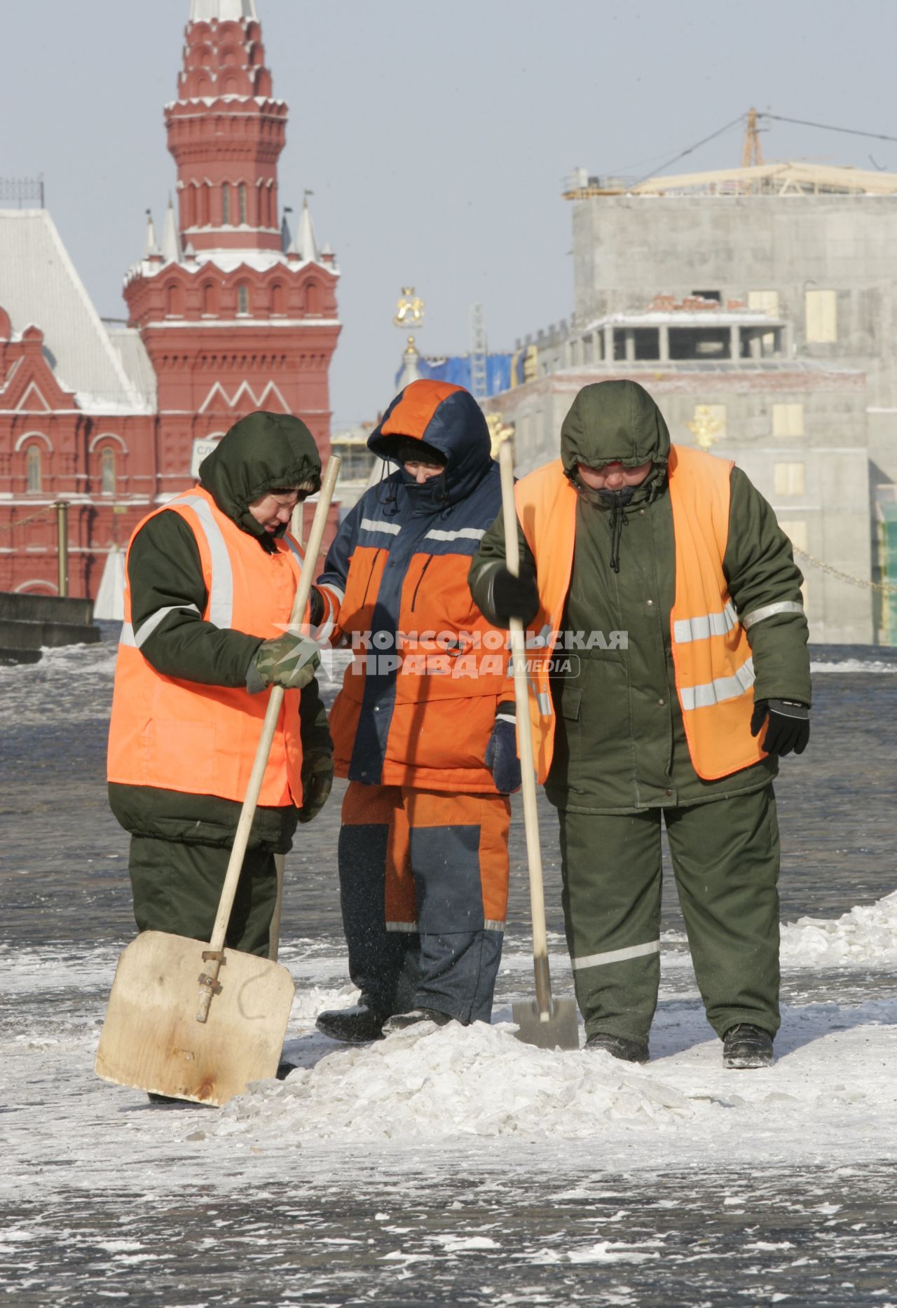 Уборка снега на Красной площади.