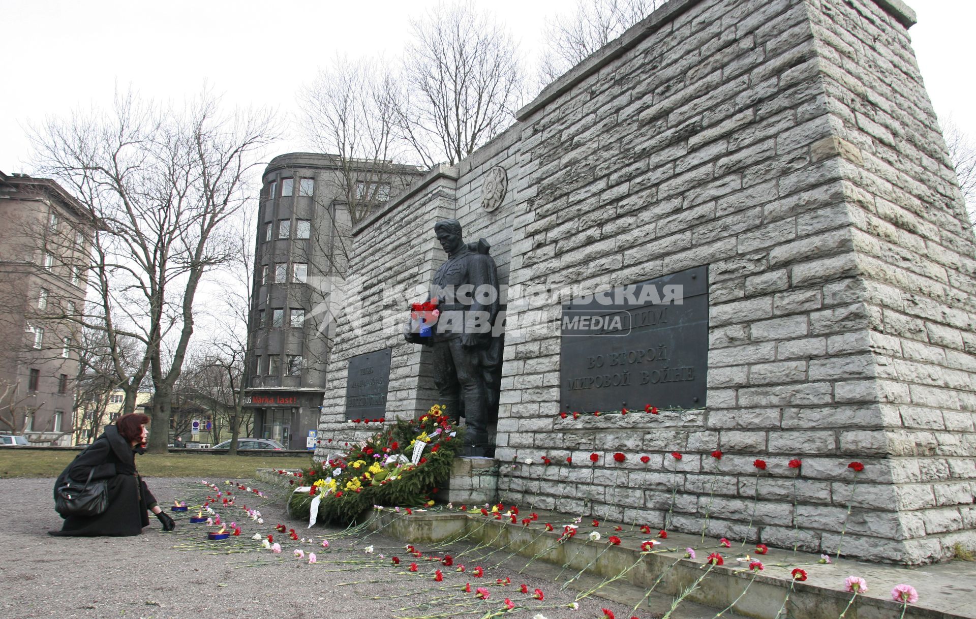 Таллин . столица Эстонии. Крупный пассажирский и грузовой морской порт.  Таллинн памятник павшим во второй Мировой войне 23 марта 2007 фото Нечаевой Наталии