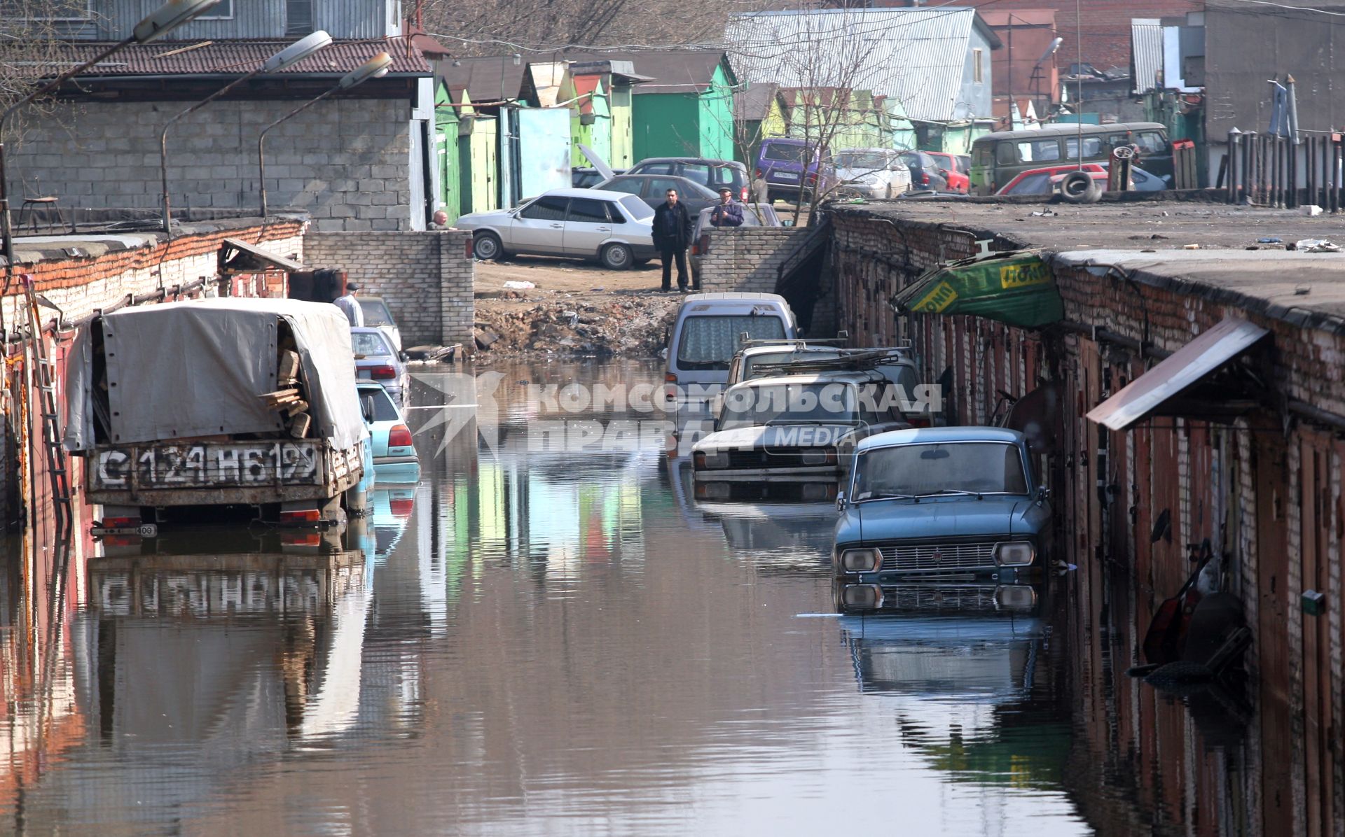 В результате аварии водопровода  произошло подтопление гаражного кооператива \"Алмаз\" на Вербной улице, 9 апреля 2010 года. 
The accident resulted in water flooding occurred garage cooperative \"Diamond\" on Palm Street, April 9, 2010.