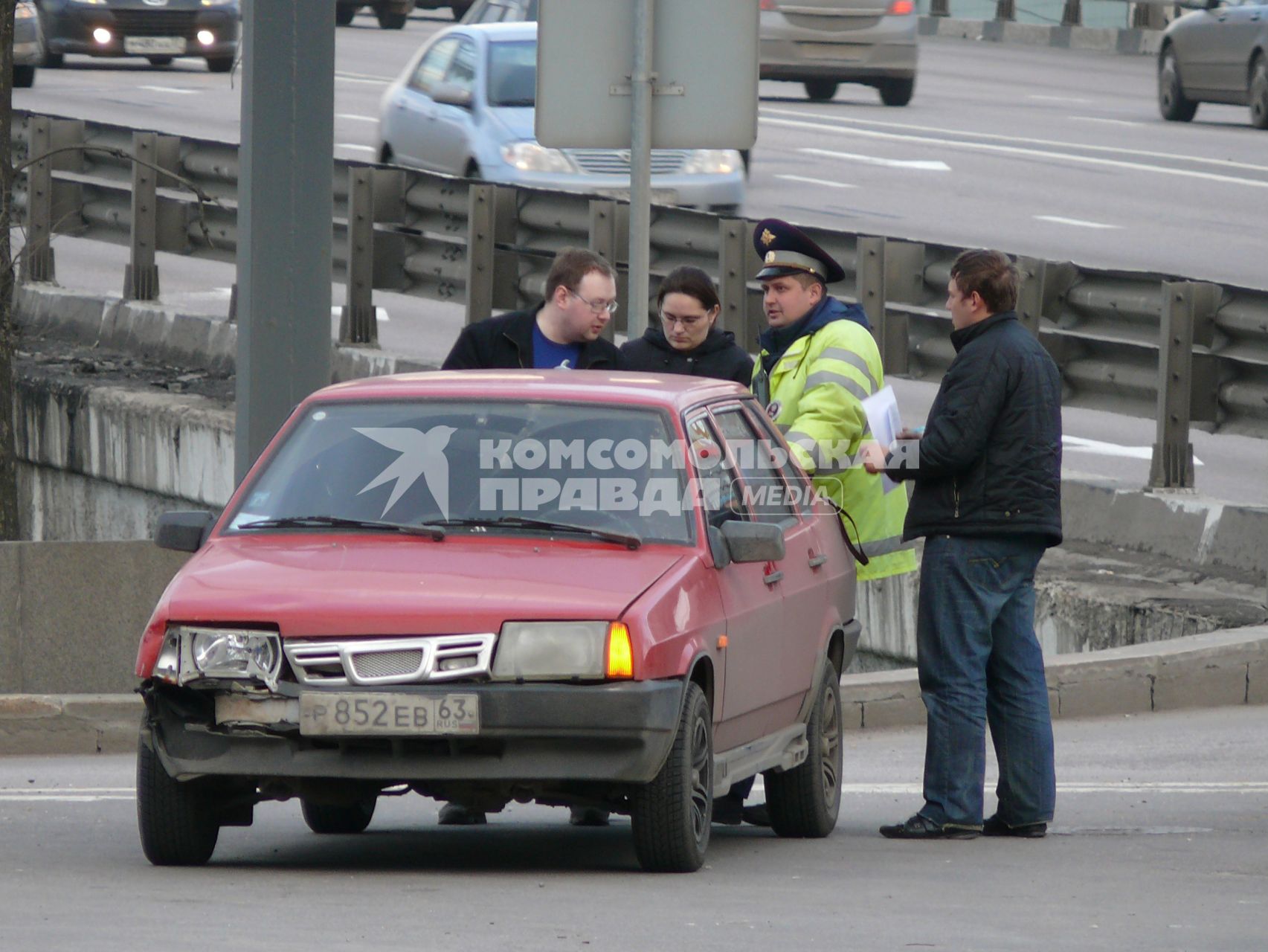 ДТП милиция авария столкновение красная машина ВАЗ 2199