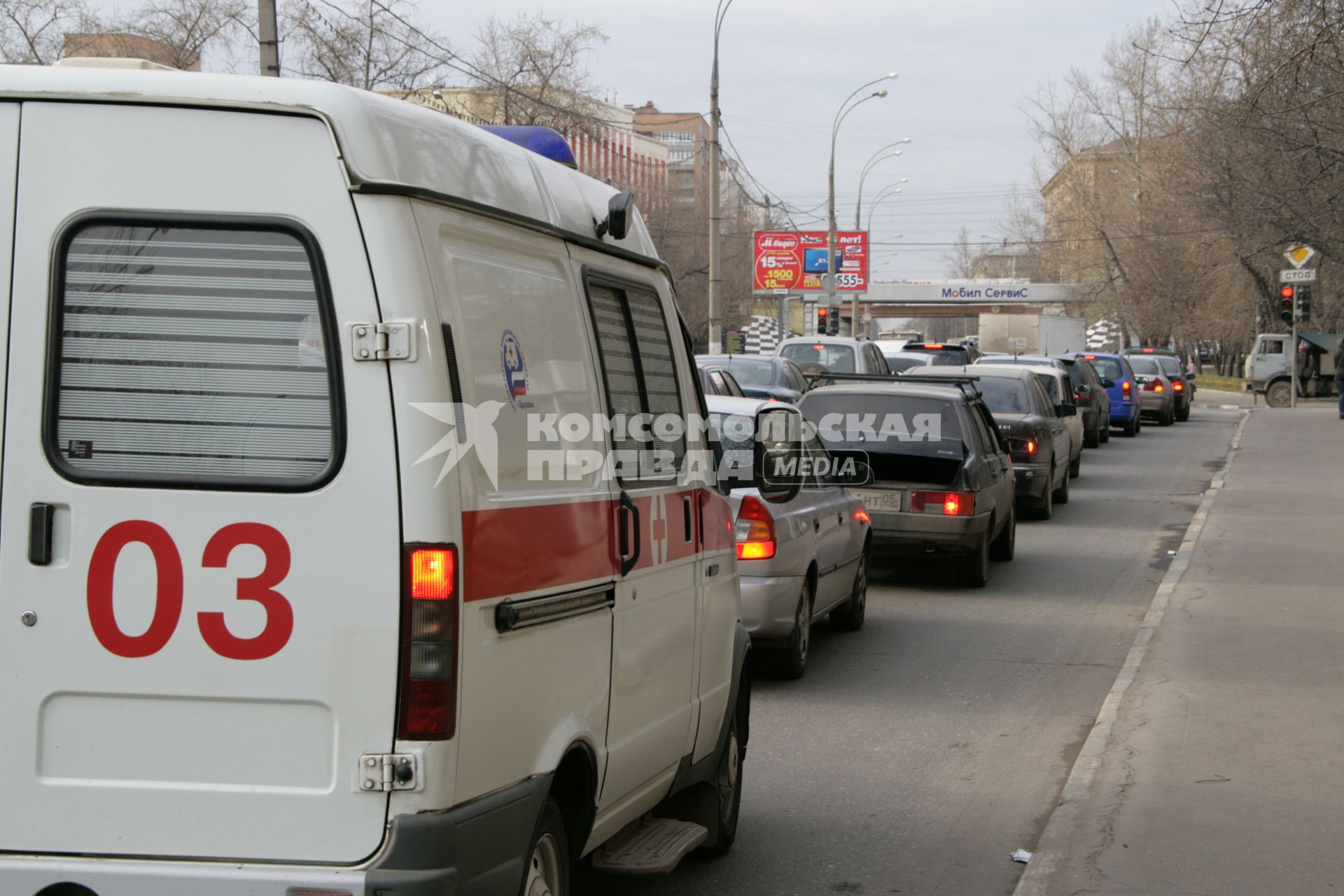 Скорая помощь машины движение пробки транспорт