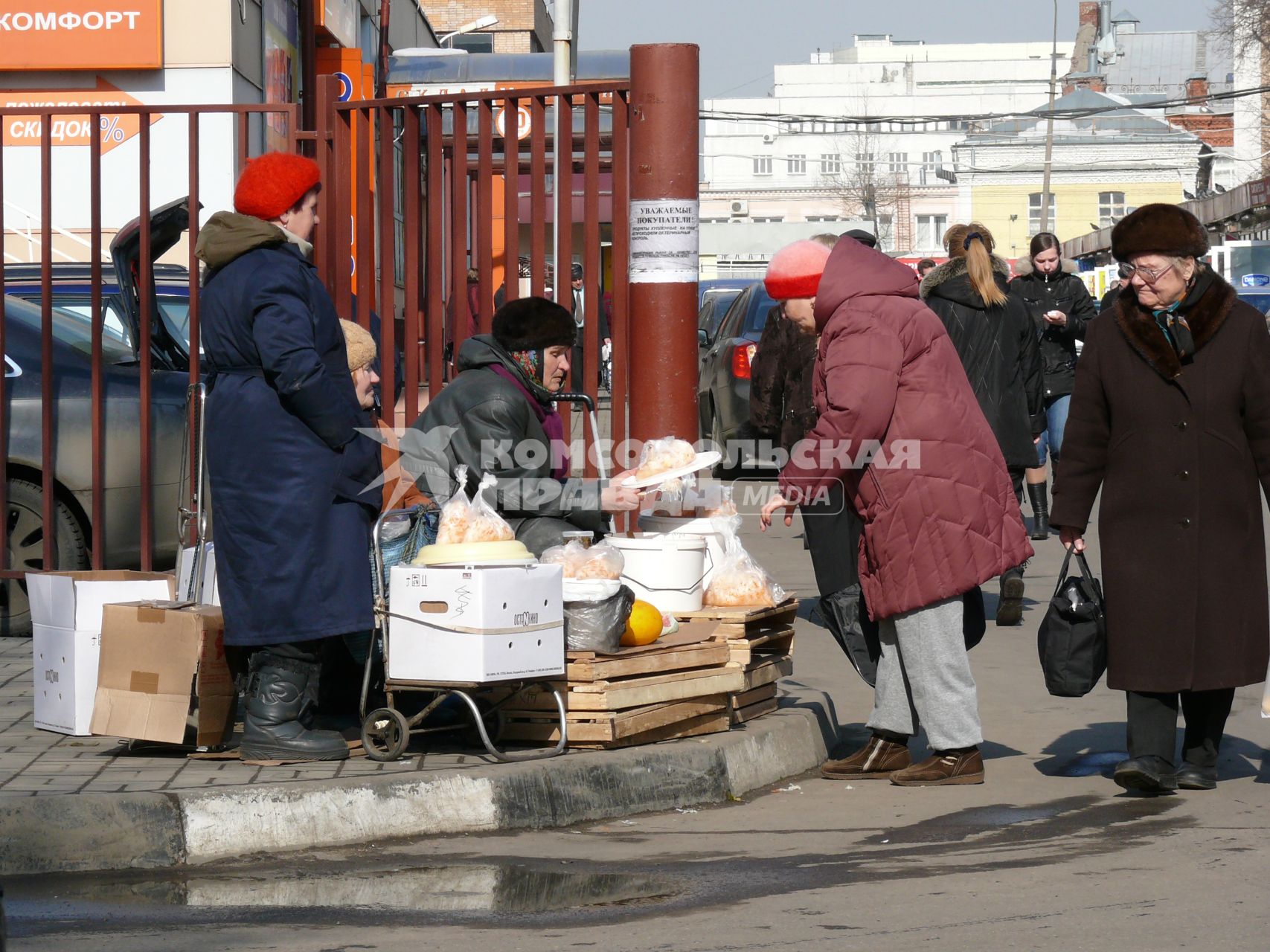 Лоточная уличная торговля у ТЦ \"Бутырский\" (Москва)