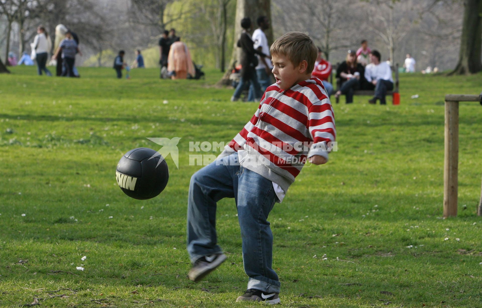 Мальчик игра с мячом.  Лондон апрель 2007 фото Нечаева Наталии