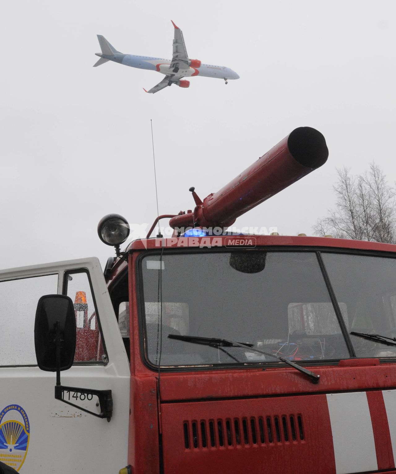 При жесткой аварийной посадке близ аэропорта Домодедово ульяновского самолета Ту-204 пострадали все восемь членов экипажа лайнера.