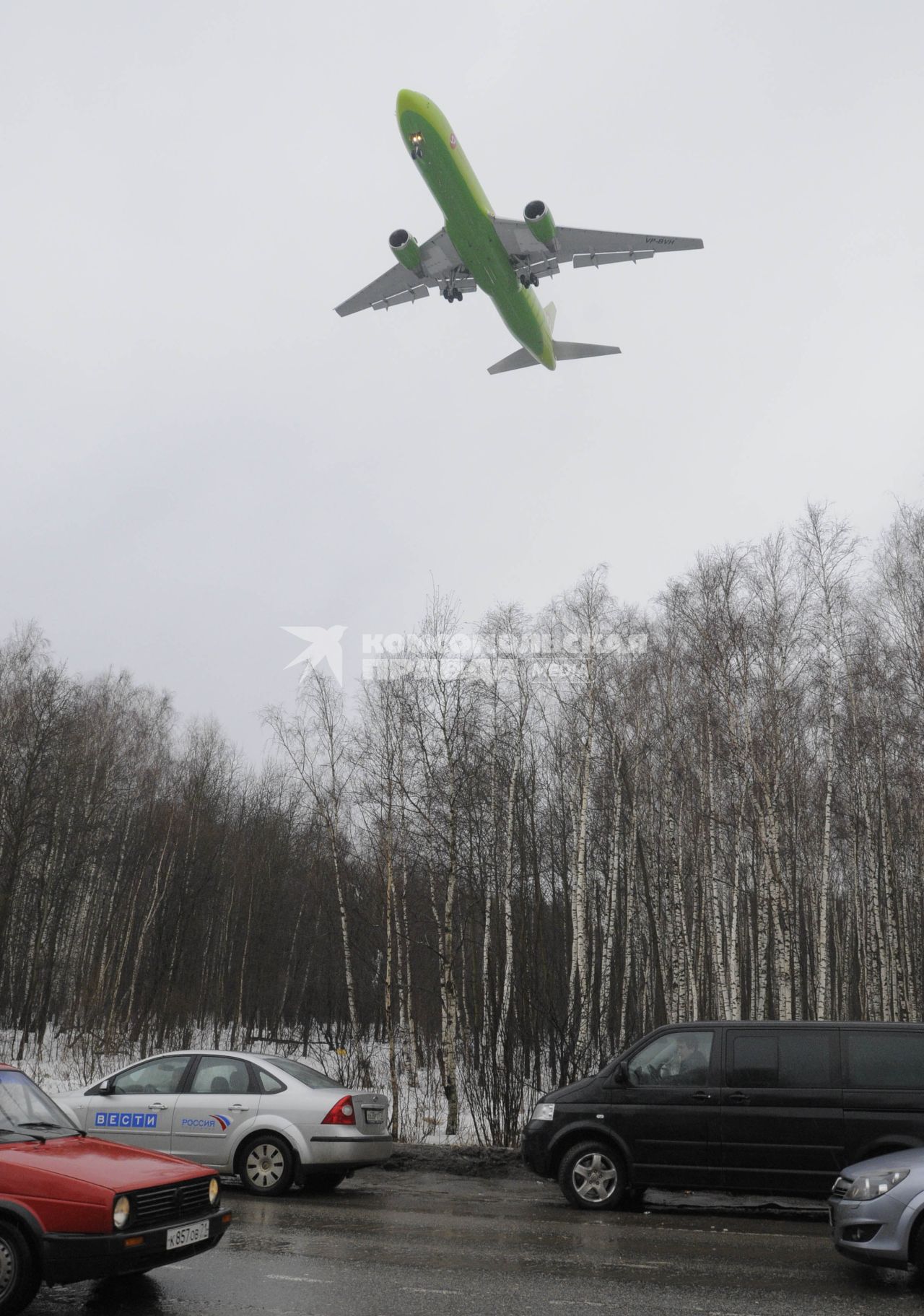 При жесткой аварийной посадке близ аэропорта Домодедово ульяновского самолета Ту-204 пострадали все восемь членов экипажа лайнера.