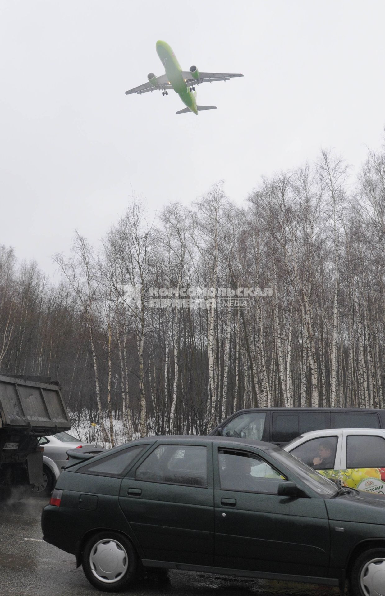 При жесткой аварийной посадке близ аэропорта Домодедово ульяновского самолета Ту-204 пострадали все восемь членов экипажа лайнера.