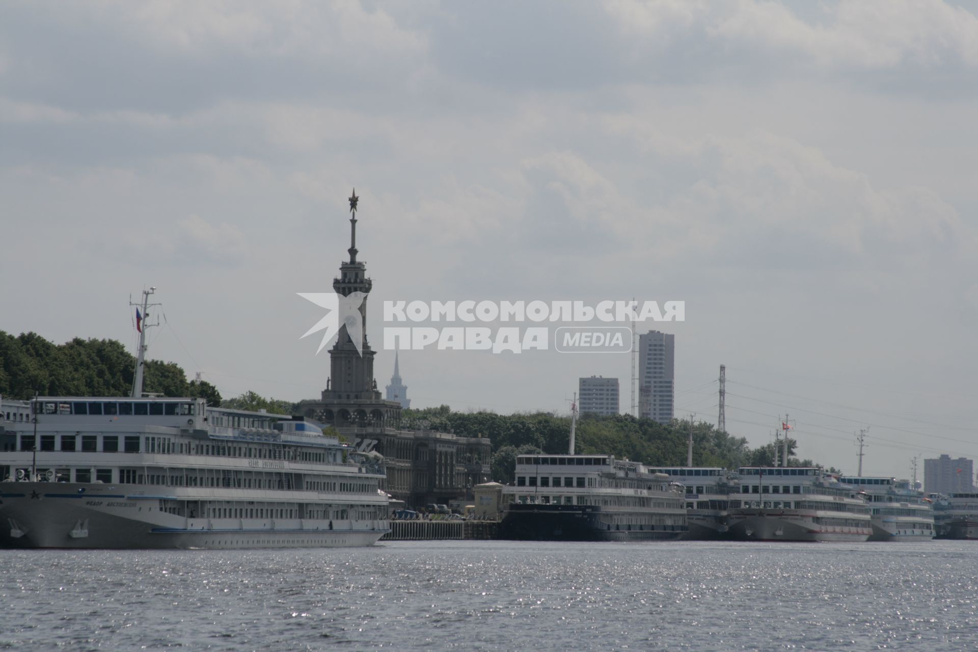 Северный речной вокзал - один из двух речных вокзалов Москвы (вместе с Южным). Расположен на берегу Химкинского водохранилища (Ленинградское шоссе, 51). Находится на территории САО г. Москвы.