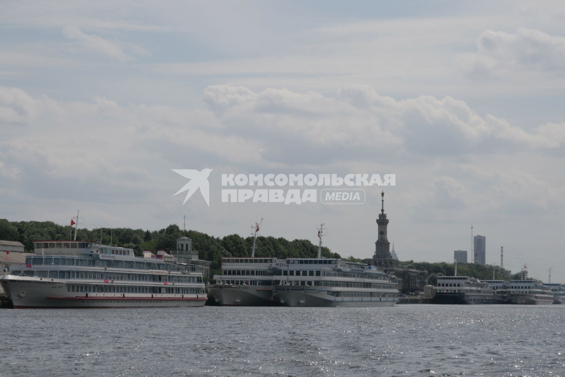 Северный речной вокзал . один из двух речных вокзалов Москвы (вместе с Южным). Расположен на берегу Химкинского водохранилища (Ленинградское шоссе, 51). Находится на территории САО г. Москвы.
