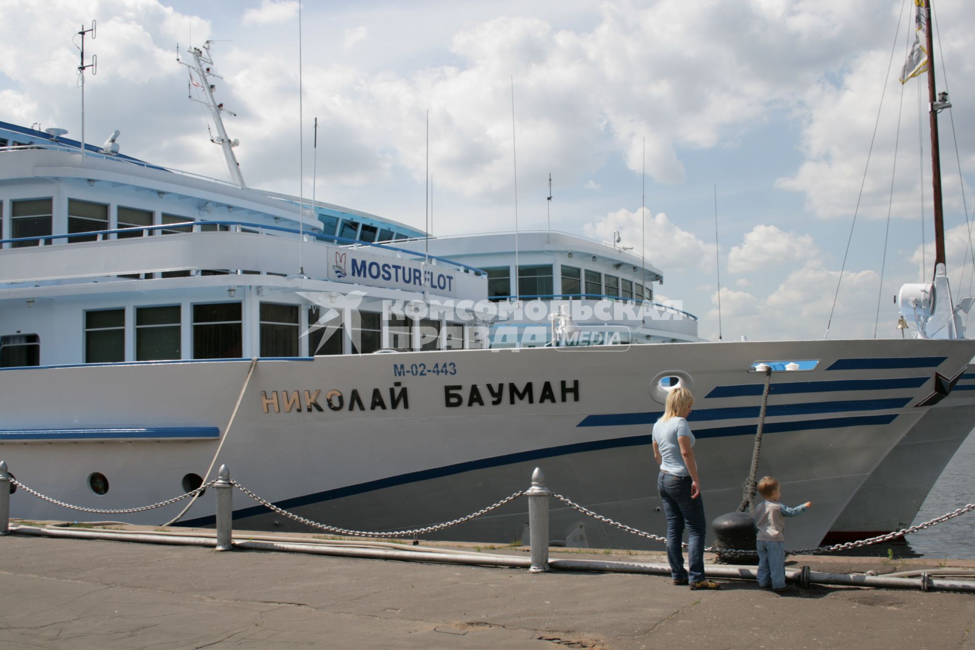Теплоход \\\"Николай Бауман.  Северный речной вокзал - один из двух речных вокзалов Москвы (вместе с Южным). Расположен на берегу Химкинского водохранилища (Ленинградское шоссе, 51). Находится на территории САО г. Москвы.