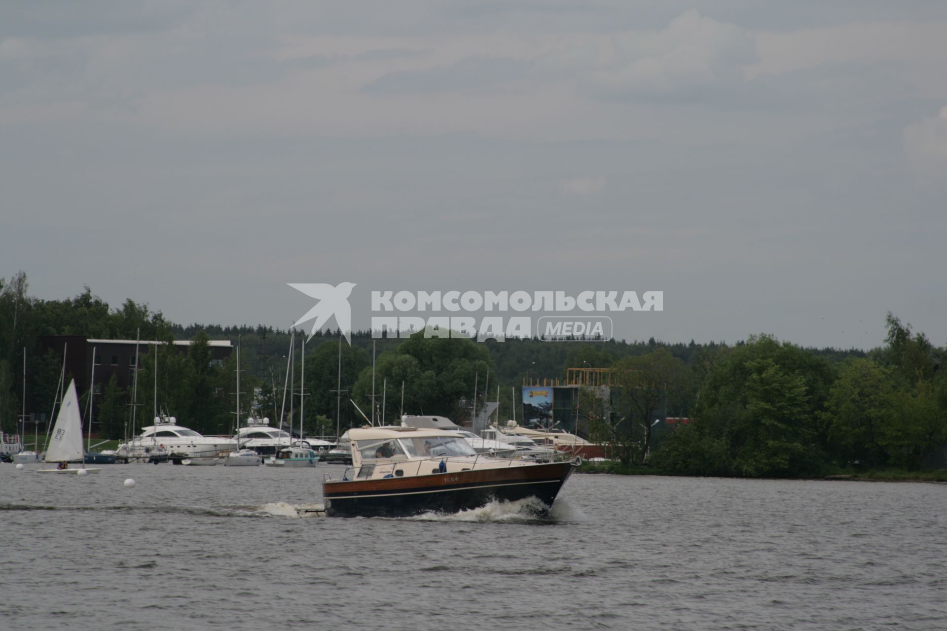 Северный речной вокзал . один из двух речных вокзалов Москвы (вместе с Южным). Расположен на берегу Химкинского водохранилища (Ленинградское шоссе, 51). Находится на территории САО г. Москвы.