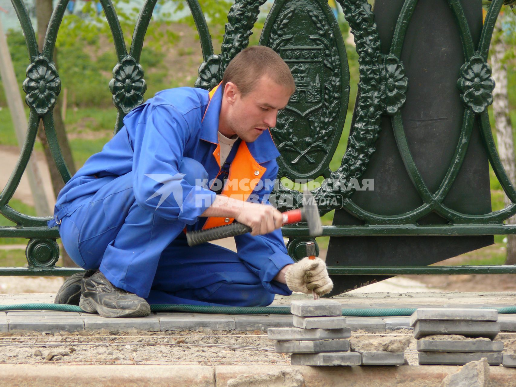 рабочие  ремонт  дорог брусчатка