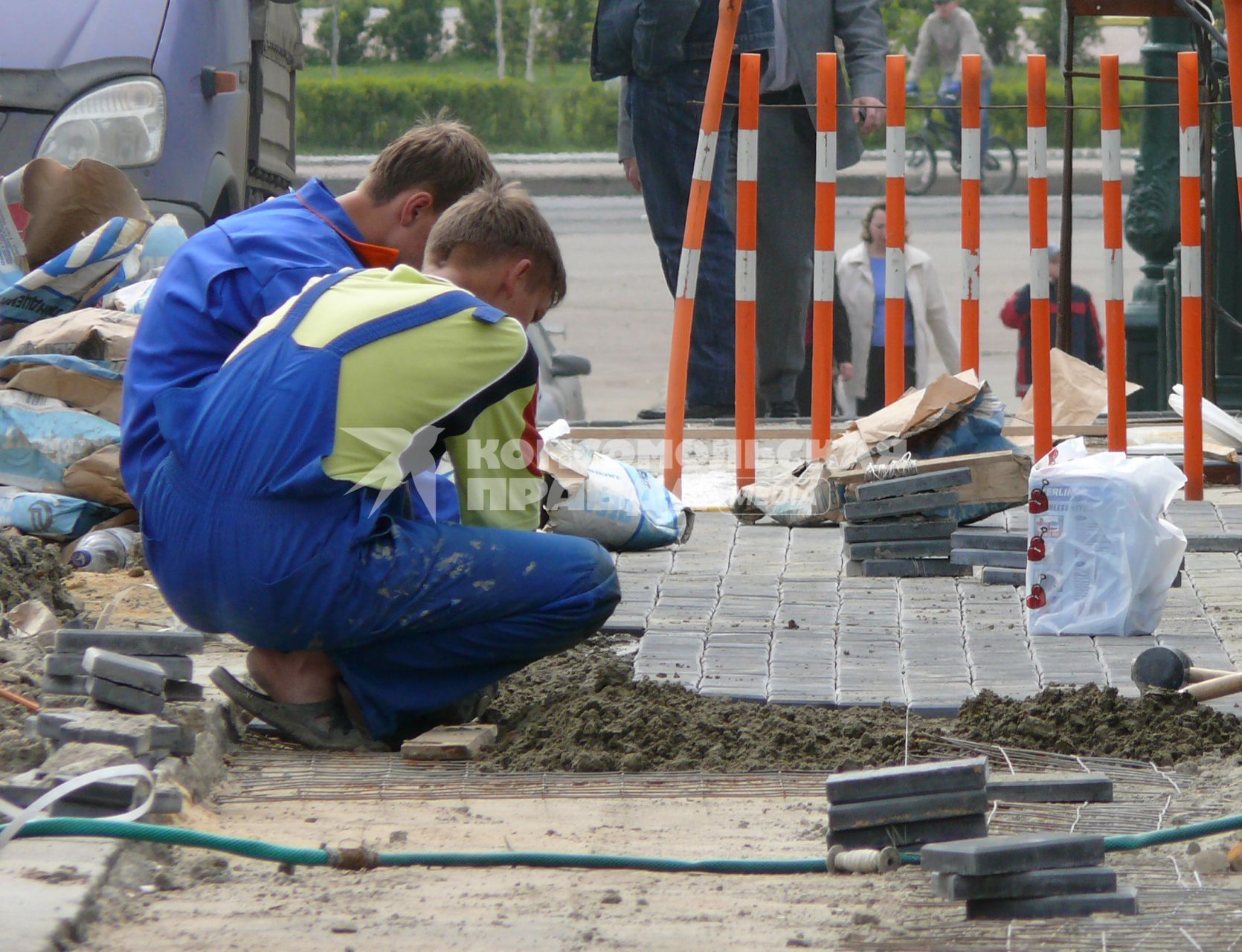 рабочие  ремонт  дорог кладка брусчатки