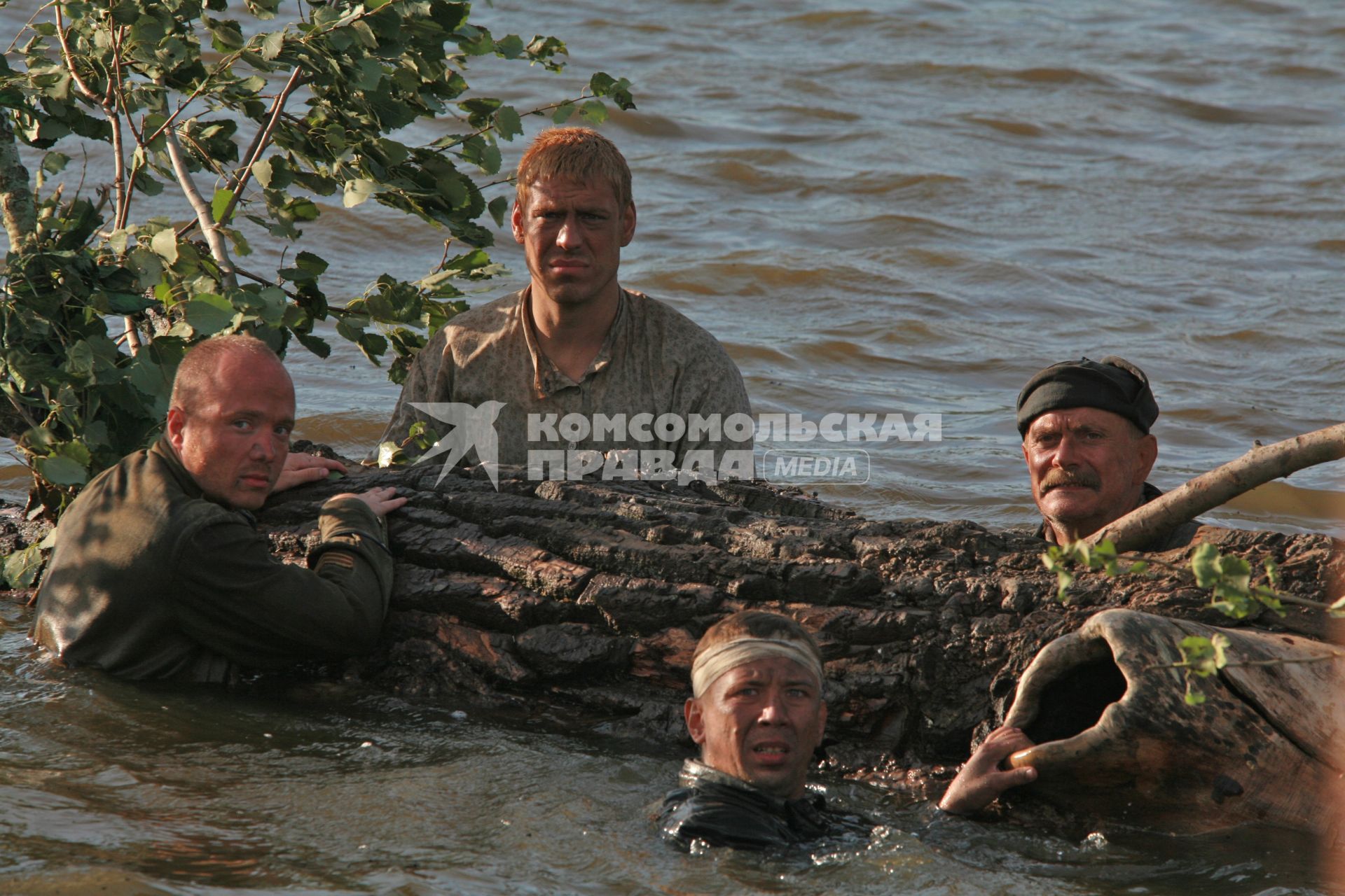 Кадры из фильма Утомленные солнцем-2. Дмитрий Дюжев (Иван, белорус, сокамерник Котова), Никита Михалков (Котов), Евгений Стычкин и Андрей Мерзликин (Николай, танкист).