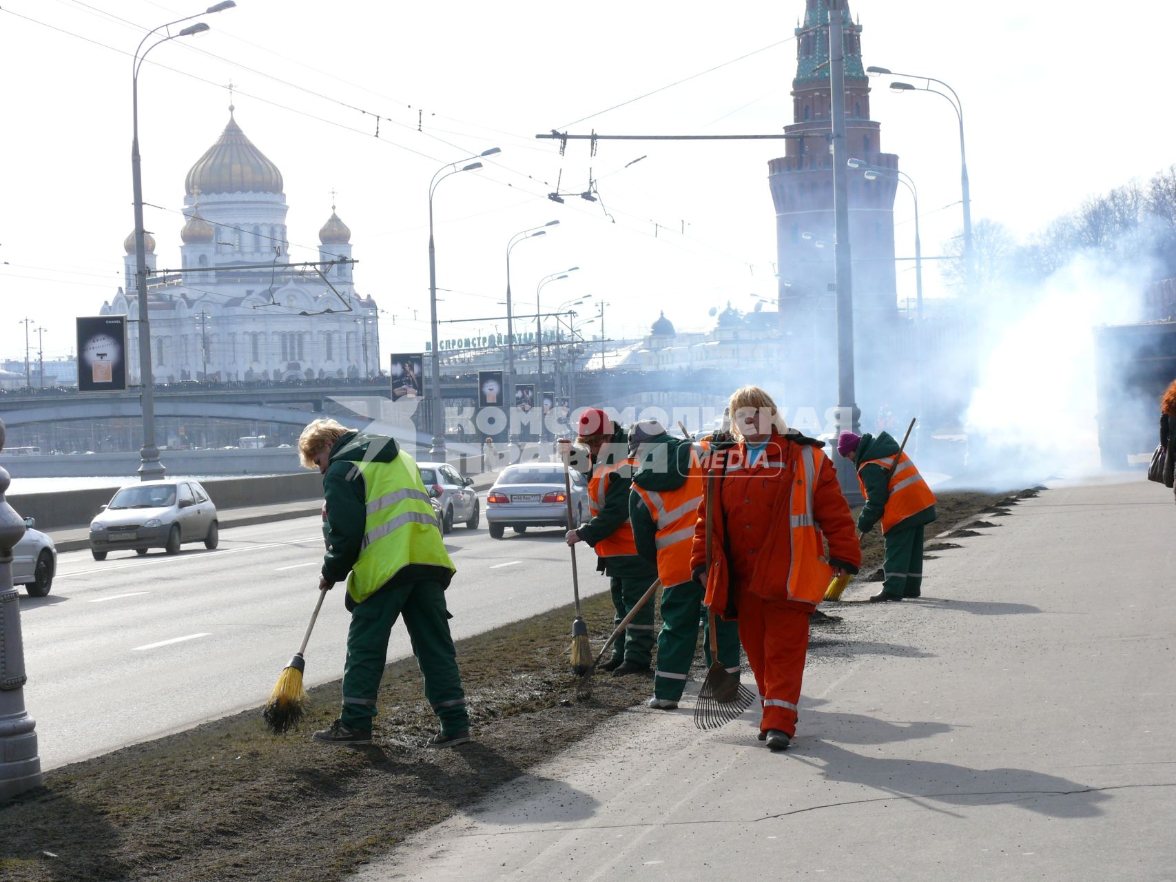 г.Москва 2008г. субботник уборка дворники Храм Христа Спасителя