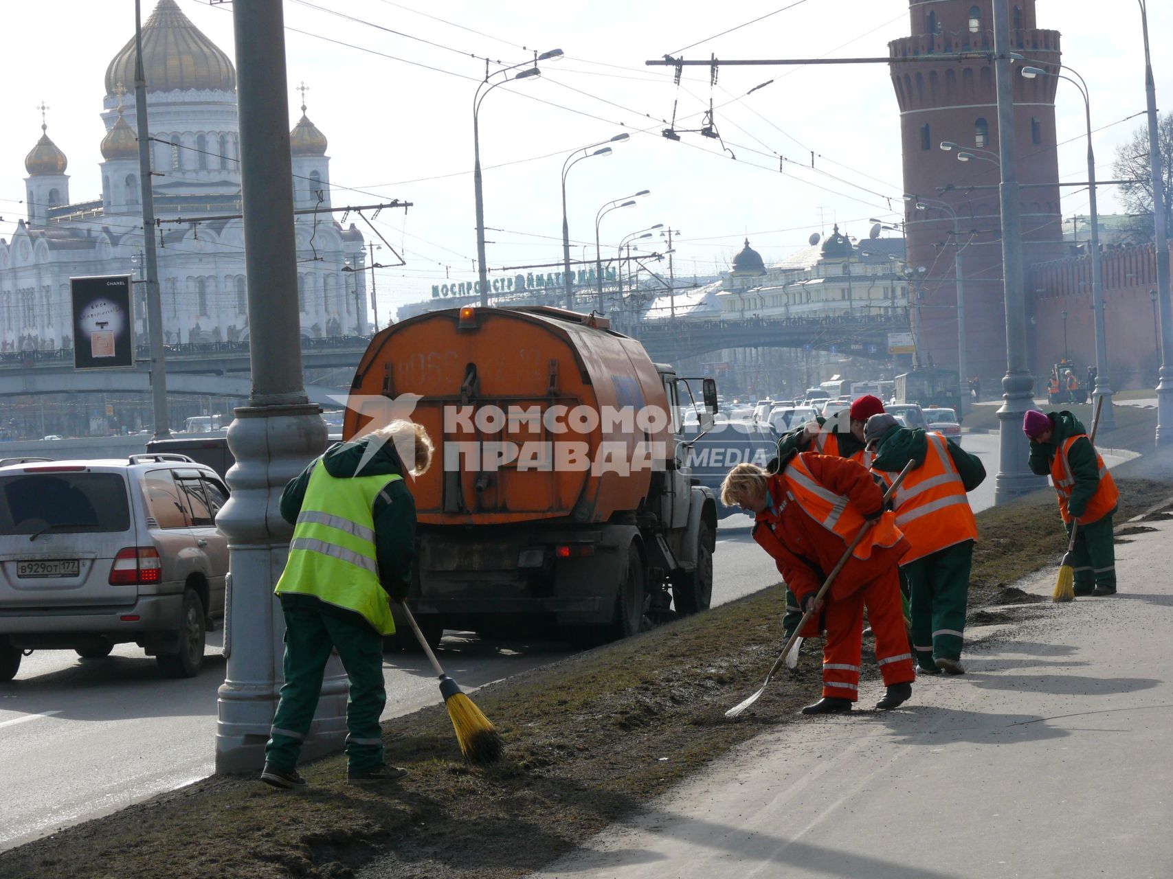 г. Москва 2008г. субботник уборка дворники храм Христа Спасителя