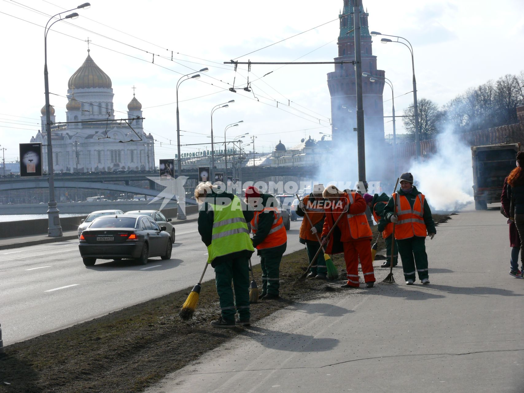 г. Москва 2008г. Храм Христа Спасителя дворники уборка