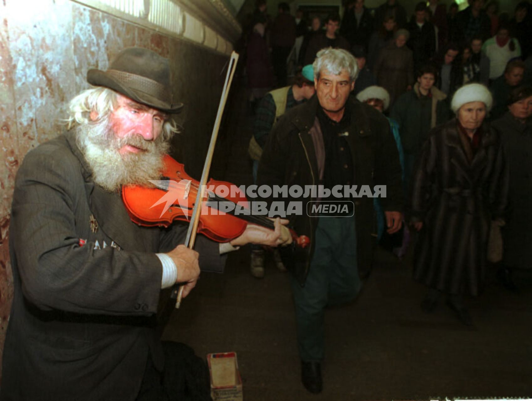 Ветеран играет на скрипке в переходе.