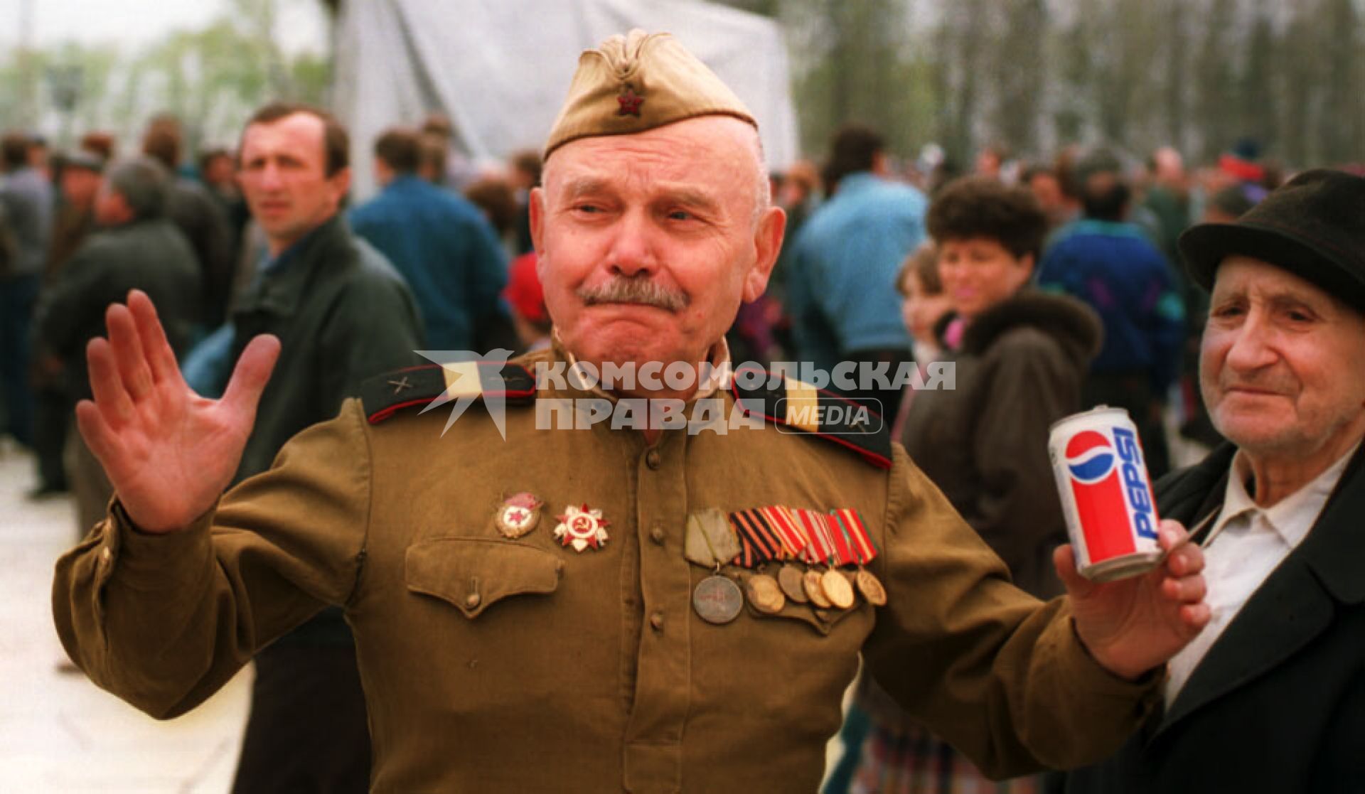 Ветераны празднуют День Победы.