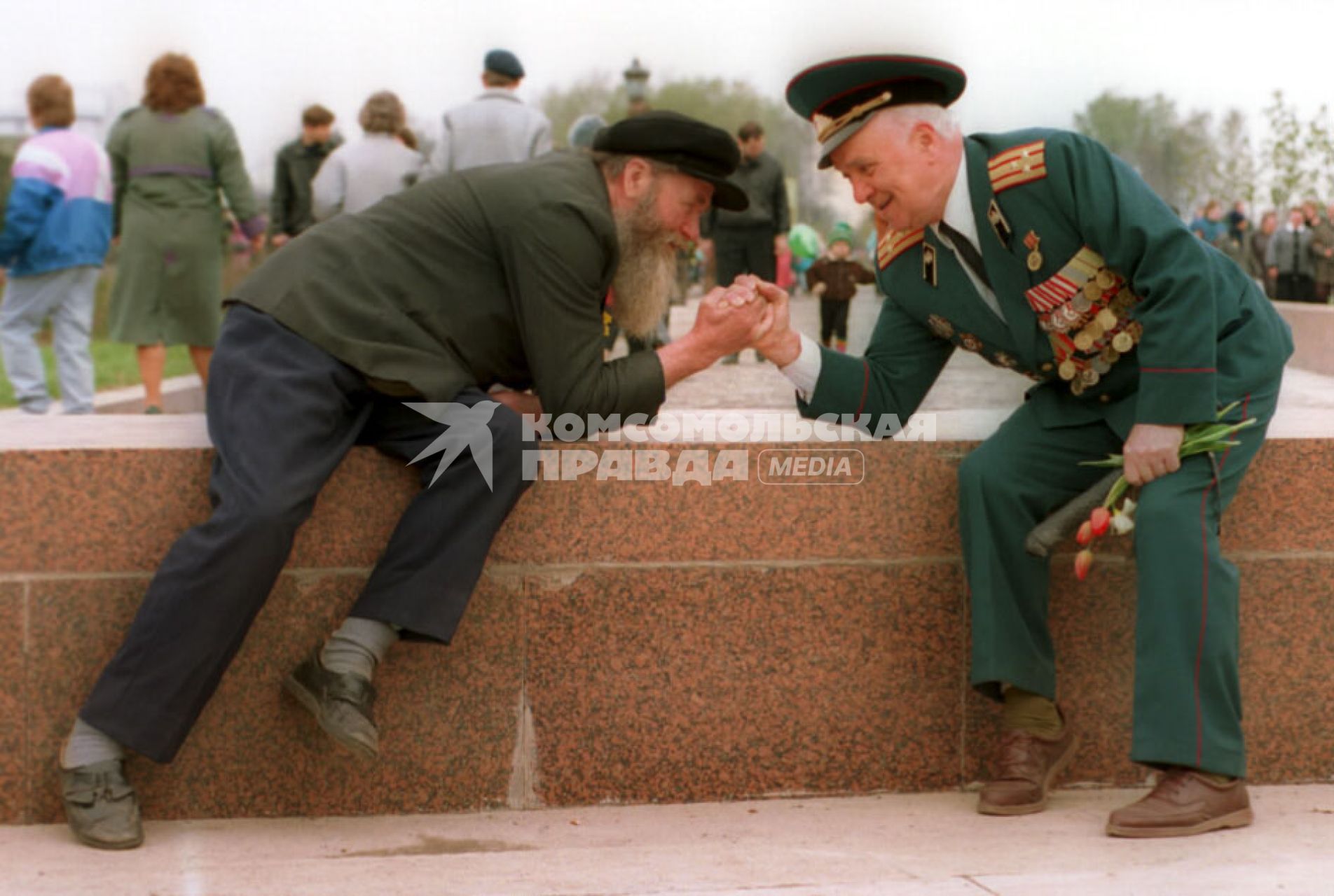 Ветераны празднуют День Победы.