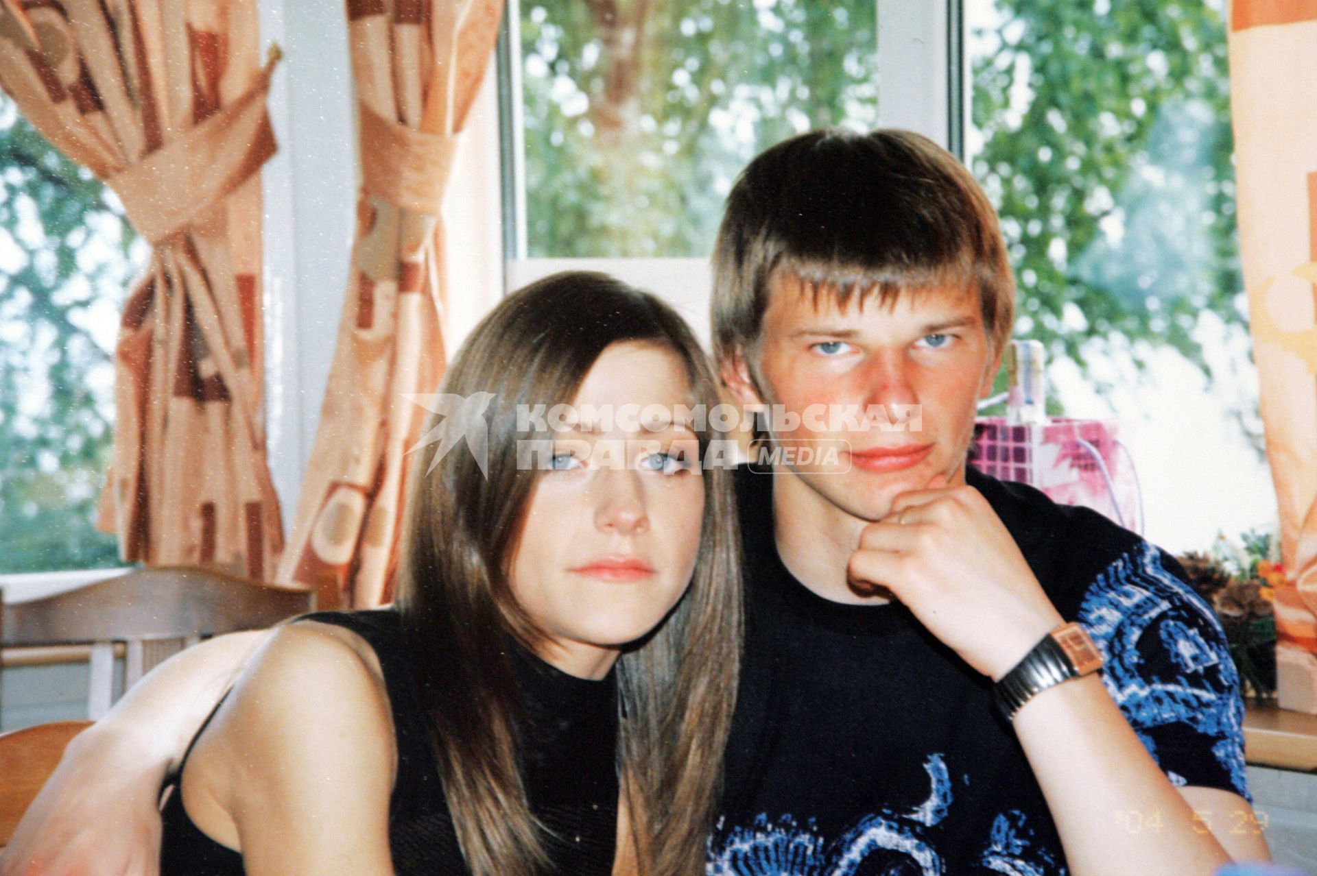 фотографии из домашнего архива Аршавина Андрея. Аршавин Андрей с женой.  Аршавин Андрей Сергеевич  (29 мая 1981, Ленинград) . российский футболист, капитан сборной России, заслуженный мастер спорта России (2008). Играет на позициях второго нападающего, плеймейкера, атакующего полузащитника.