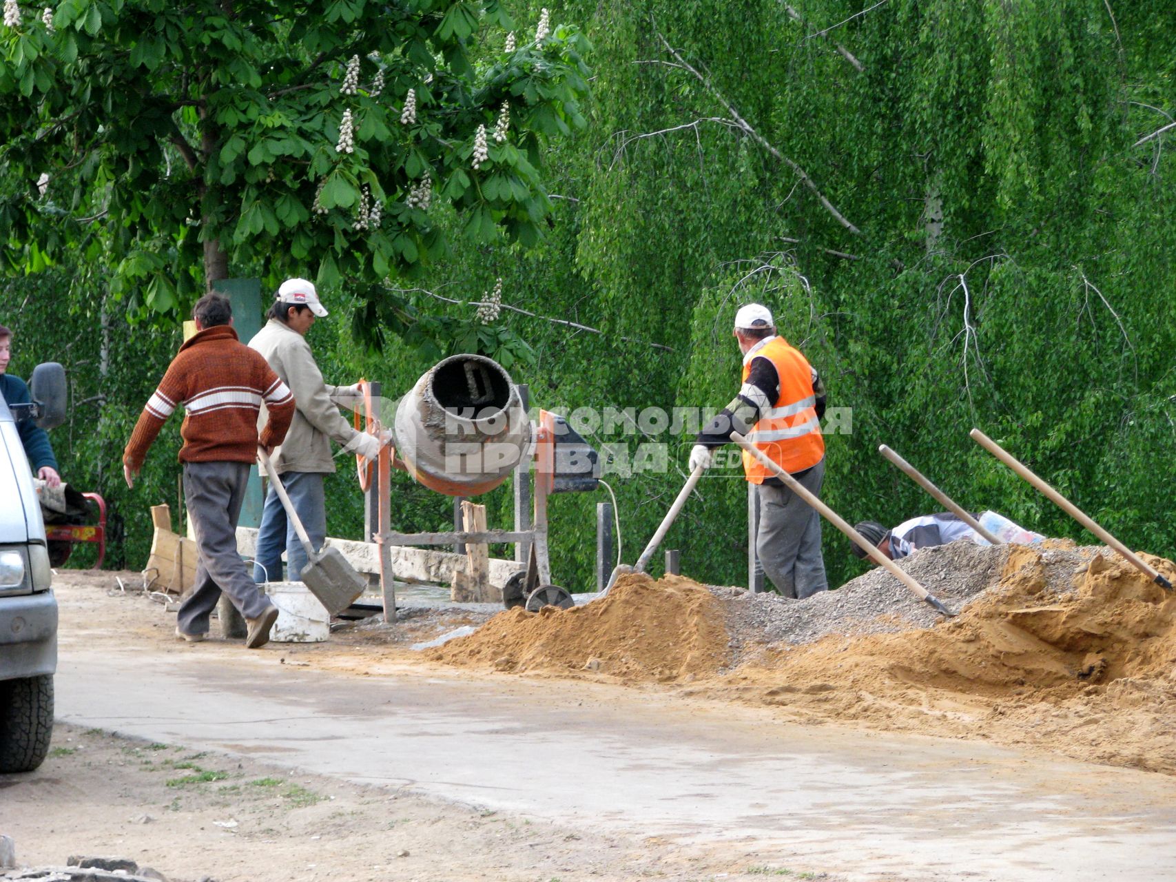 май 2008г. Рабочие гастарбайтеры мешают бетон