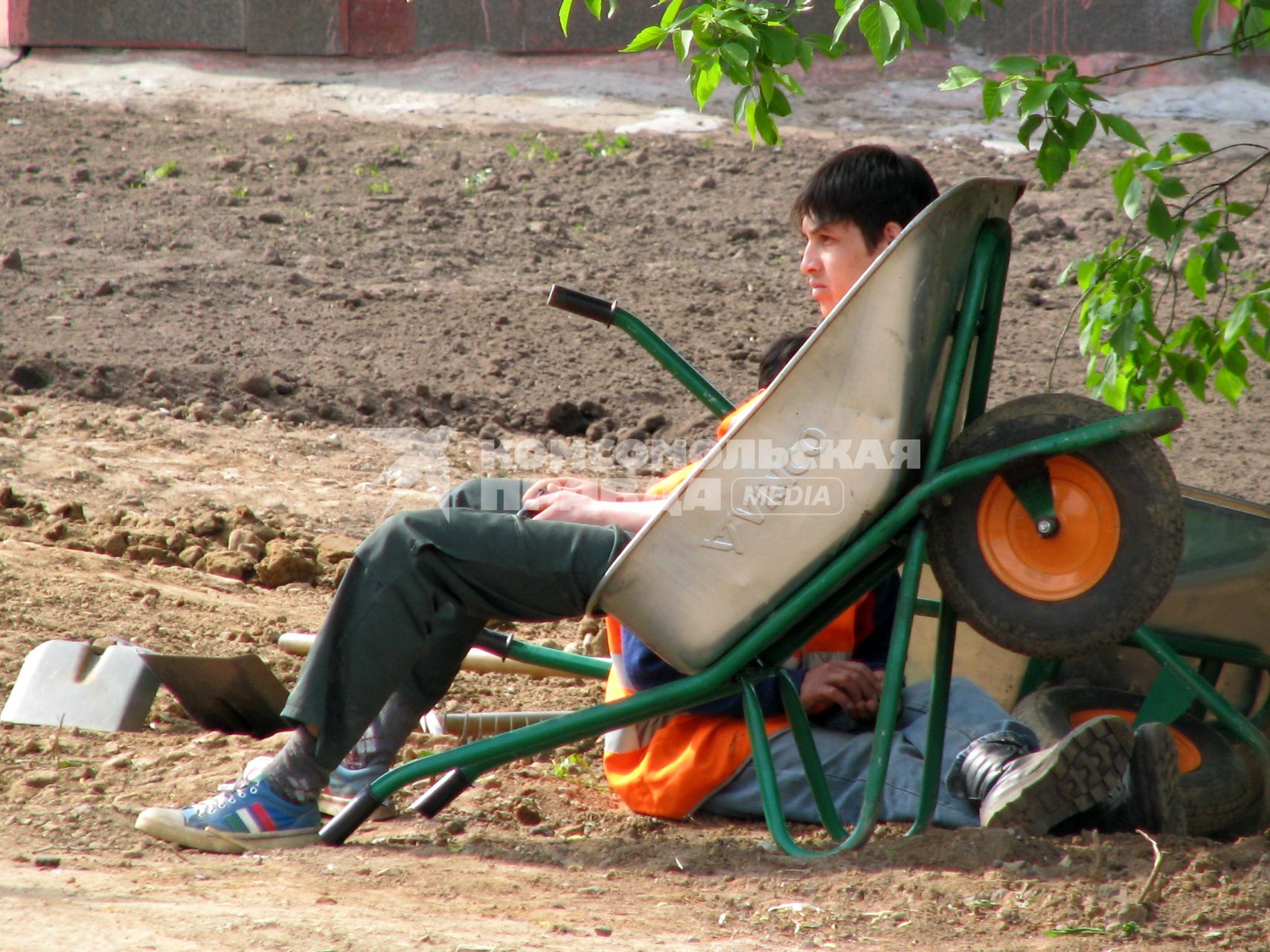 май 2008г. Таджики гастарбайтеры сидят на тележке, отдыхают.