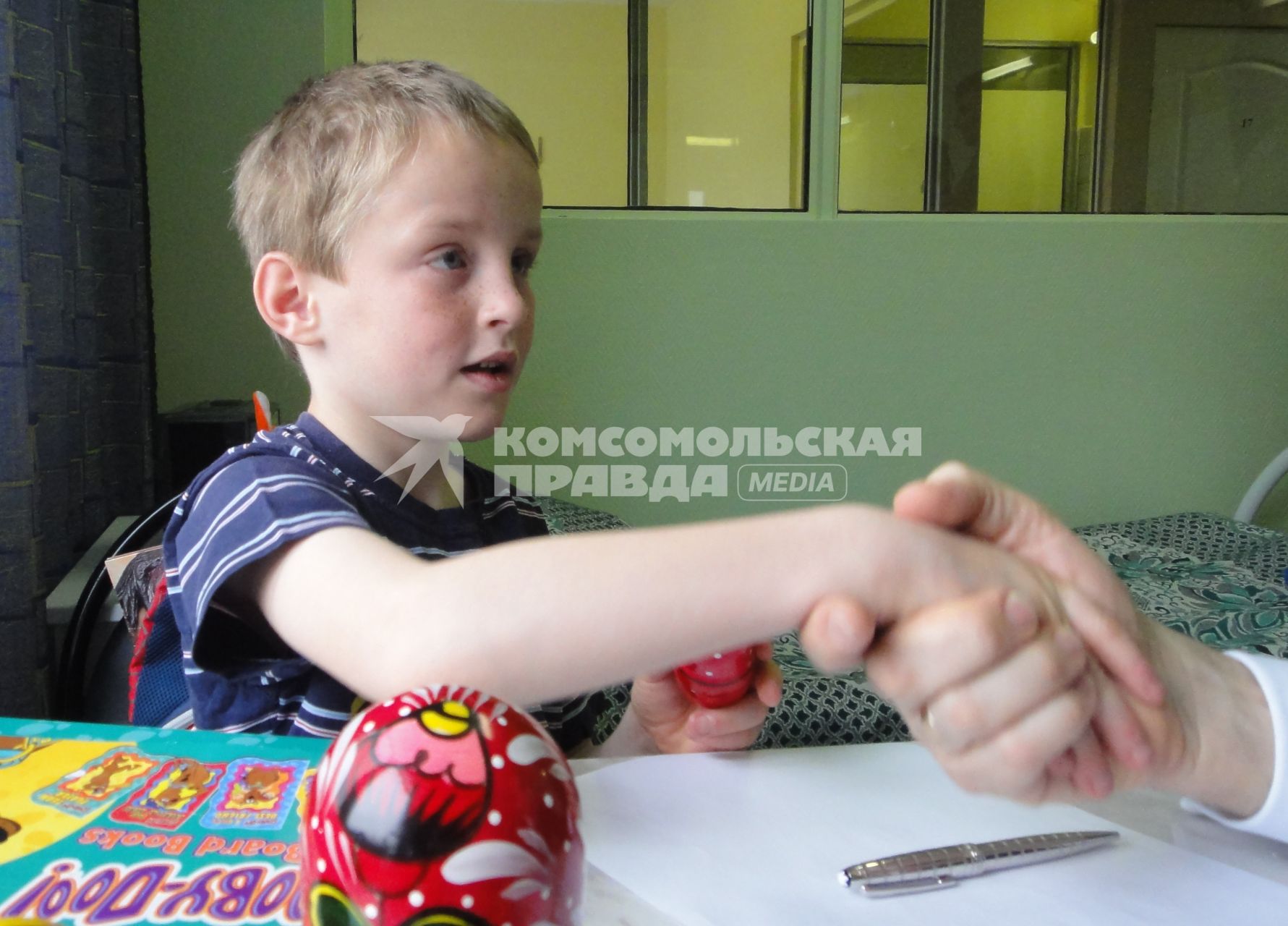 Семилетнего мальчика приемные родители из США выкинули в Россию. 9 апреля 2010 год. На снимке: Артем Савельев