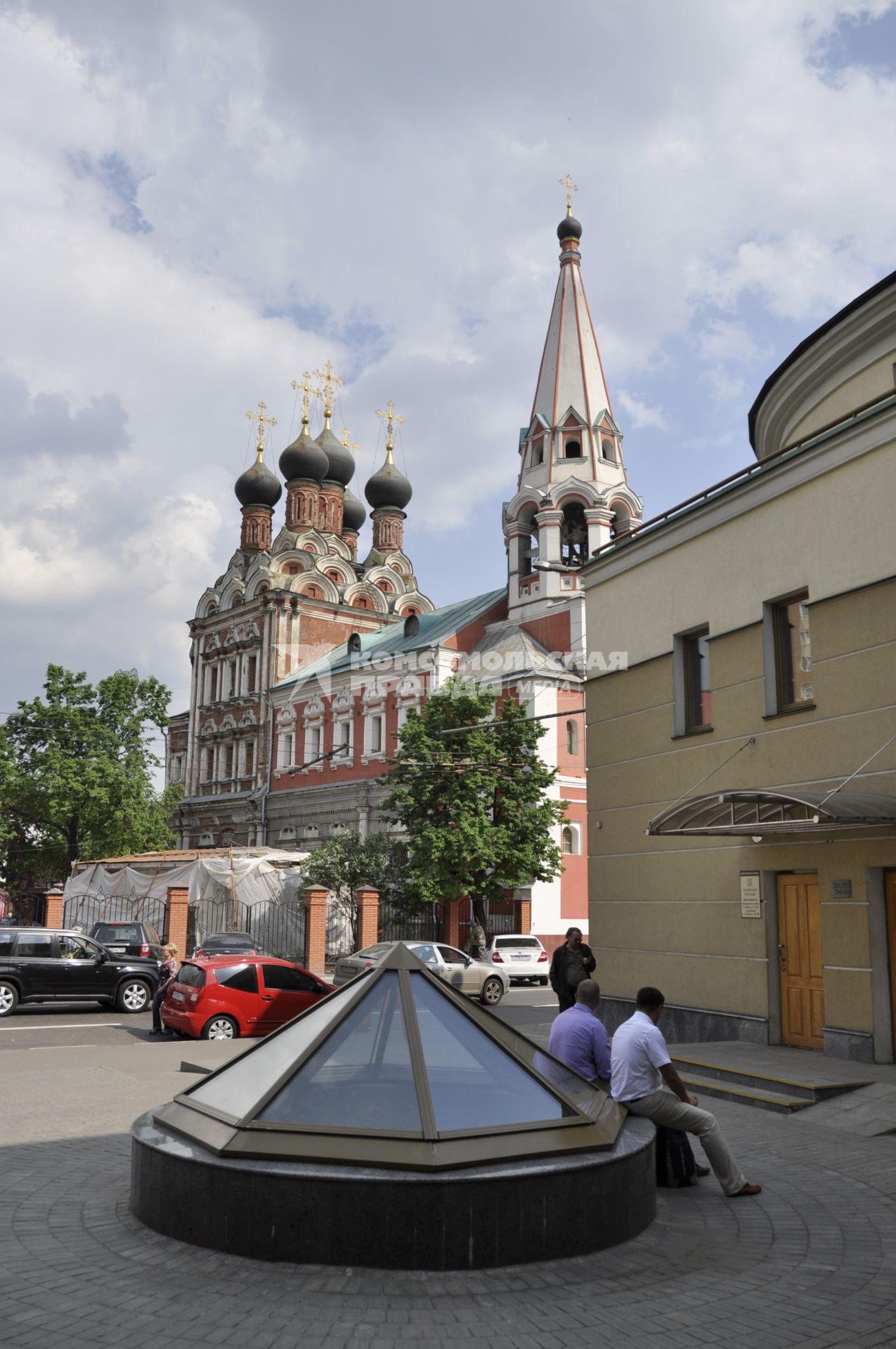 Церковь Николая Чудотворца на Болвановке (Никольский храм) - православный храм Покровского благочиния Московской городской епархии, приписан к храму Успения Пресвятой Богородицы в Гончарах. Памятник архитектуры федерального значения, построена в 1697-1712 гг.