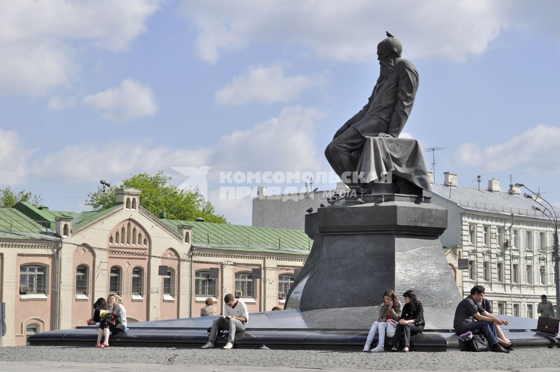 Студенты у памятника Достоевскому. Памятник Ф.М. Достоевскому у Российской государственно библиотеки. Находится на углу улиц Моховая и Воздвиженка, около парадного входа в библиотеку. Памятник установлен к 850-летию Москвы рядом с библиотекой имени Ленина. Скульптор Александр Рукавишников.