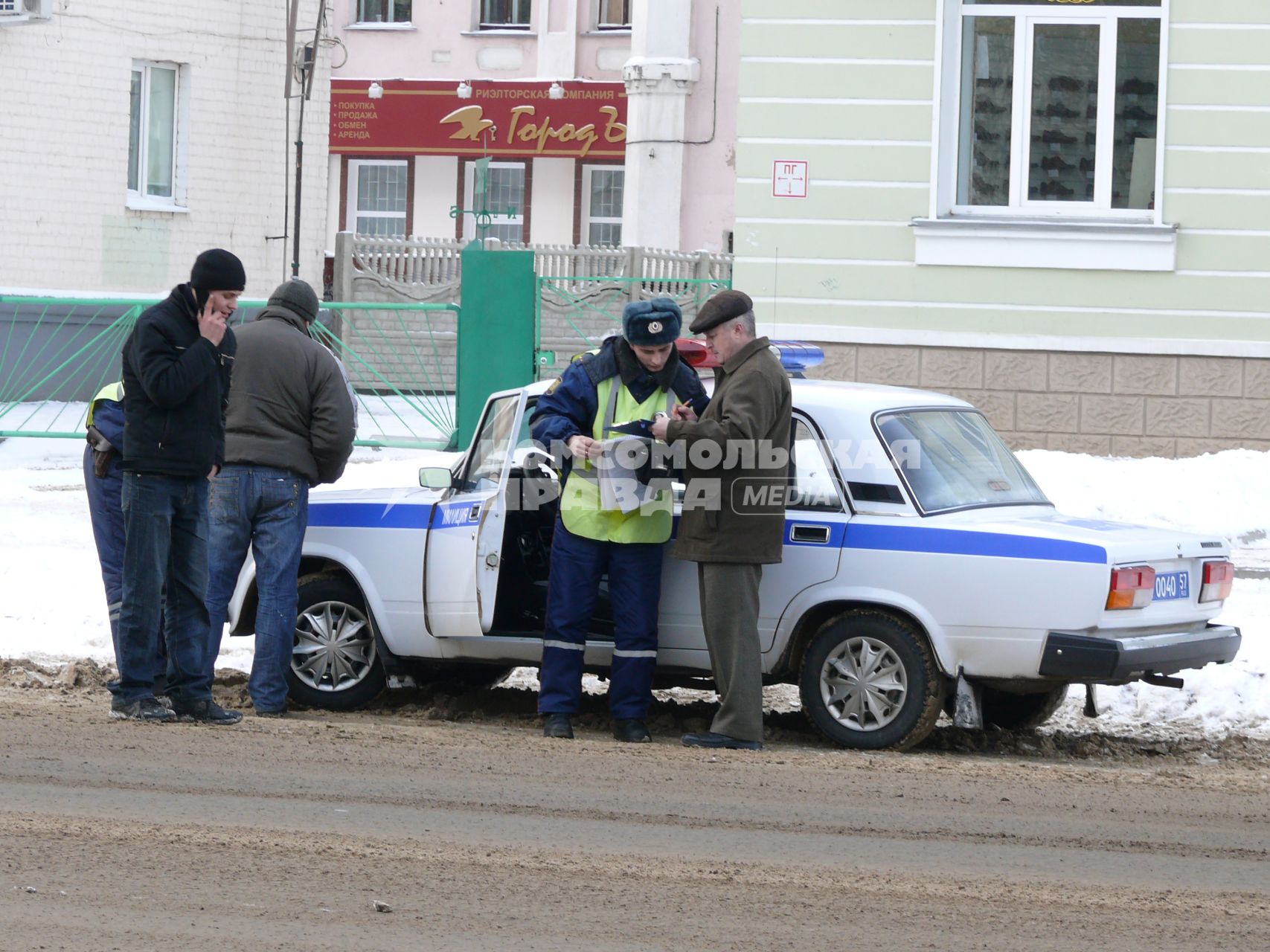 Автоинспекторы ДПС за проверкой документов