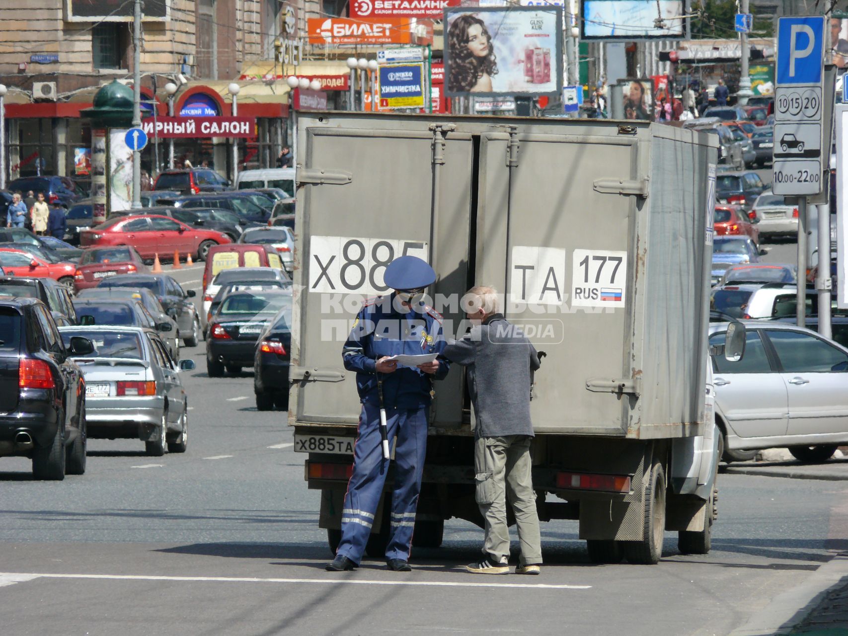 Проверка груза сотрудником ДПС