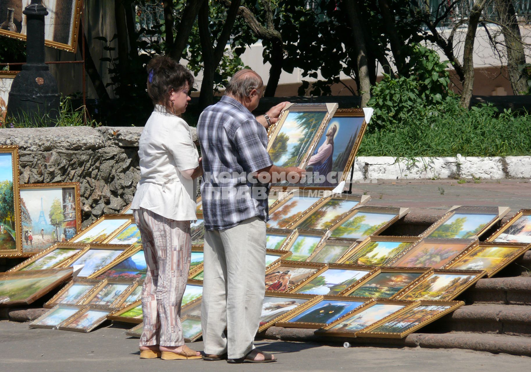 Уличные торговцы картинами