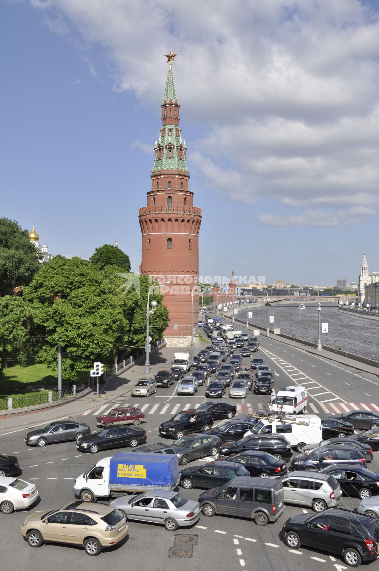 Автомобильная пробка на Кремлевской набережной. Вид с Большого Каменного моста.