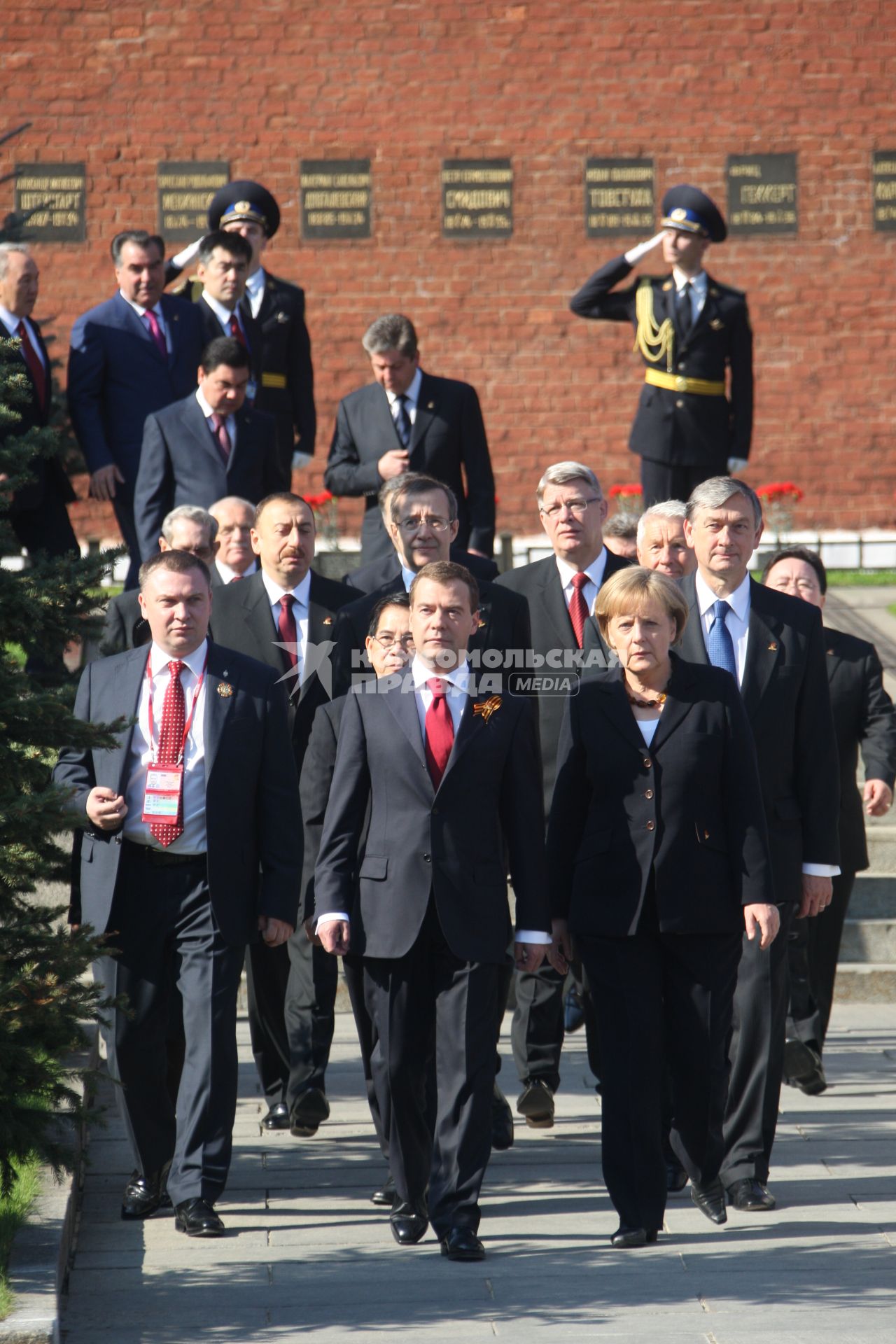 9 мая 2010. День Победы. Парад на Красной площади. На фото: Президент РФ Дмитрий Медведев и Канцлер Германии Ангела Меркель.