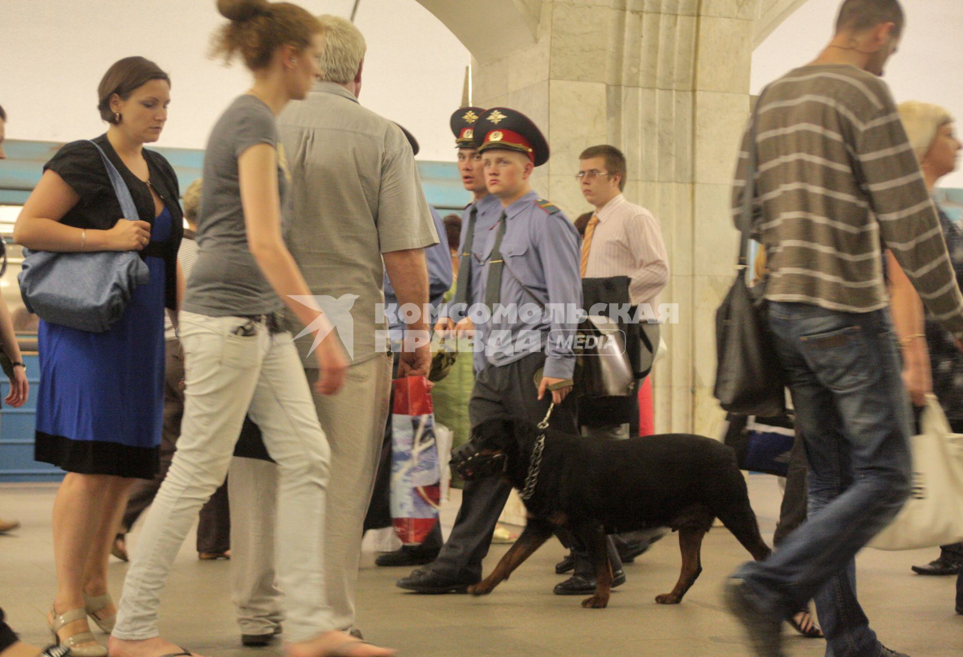 Милиция с собакой на станциях московского метро, 3 июня 2010 года. Безопасность. Терроризм. Кинологи.
Police with dogs at the stations of the Moscow Metro, June 3, 2010. Security. Terrorism. Dog handlers.