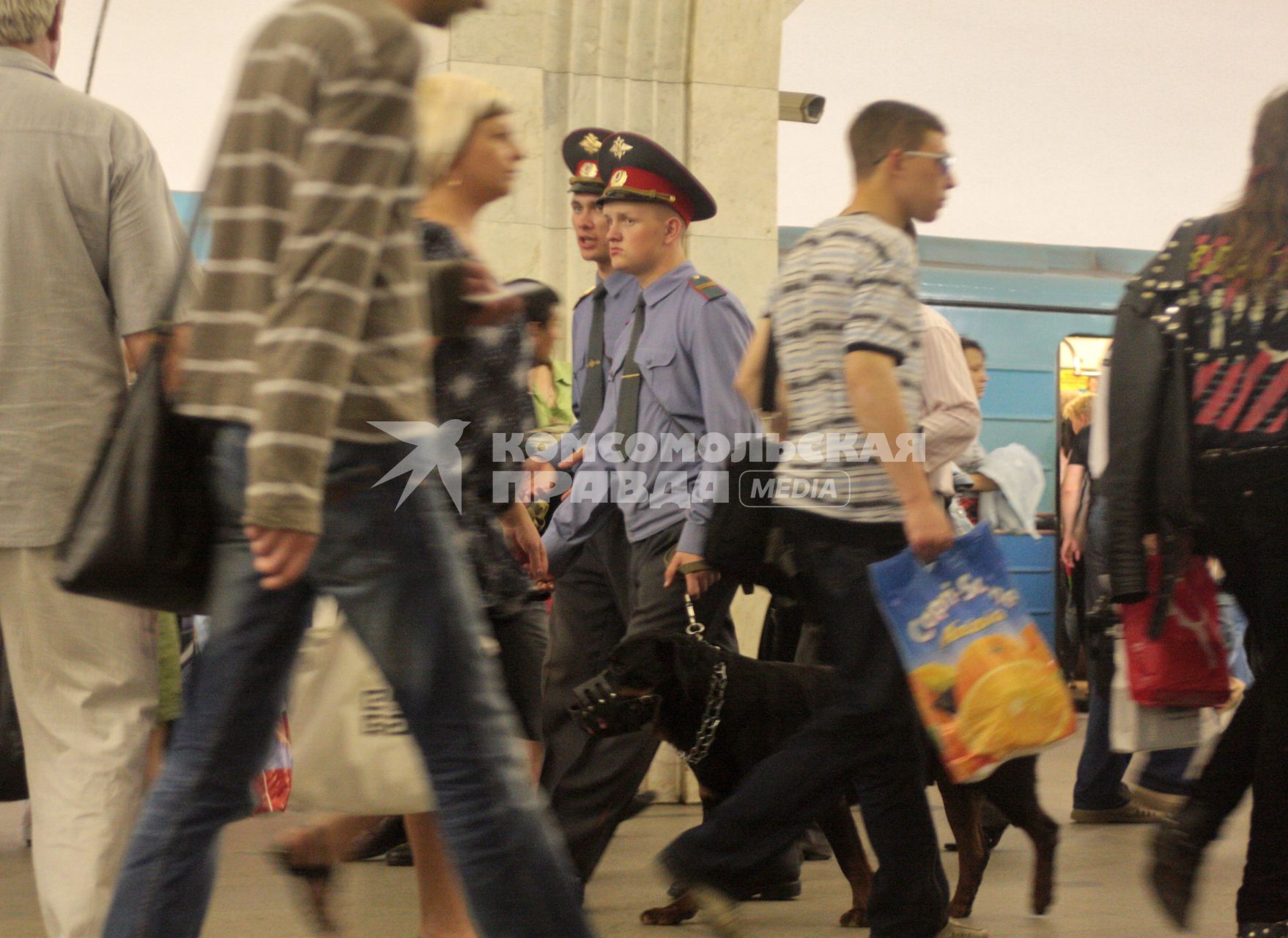 Милиция с собакой на станциях московского метро, 3 июня 2010 года. Безопасность. Терроризм. Кинологи.
Police with dogs at the stations of the Moscow Metro, June 3, 2010. Security. Terrorism. Dog handlers.