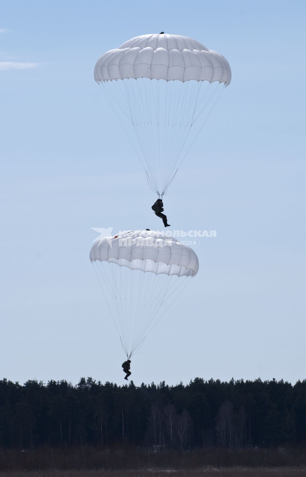 Десантирование людей с самолета ИЛ-76 авиации МЧС. Парашют.