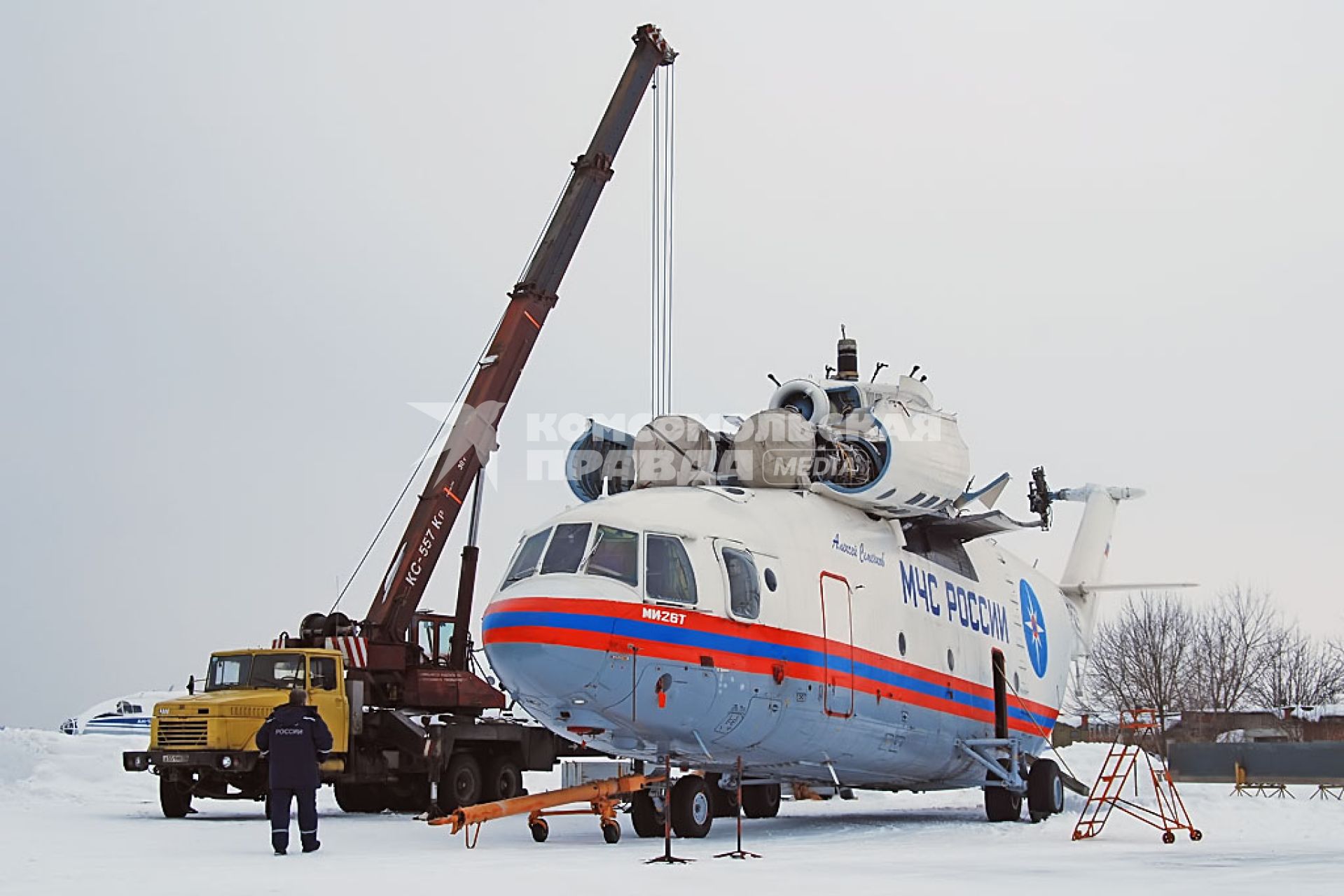 Ремонт авиационного парка МЧС. Ремонт. Регламентные работы. Ми-26 (\"Корова\"). Подъемный кран. Лопасти. Двигатель.