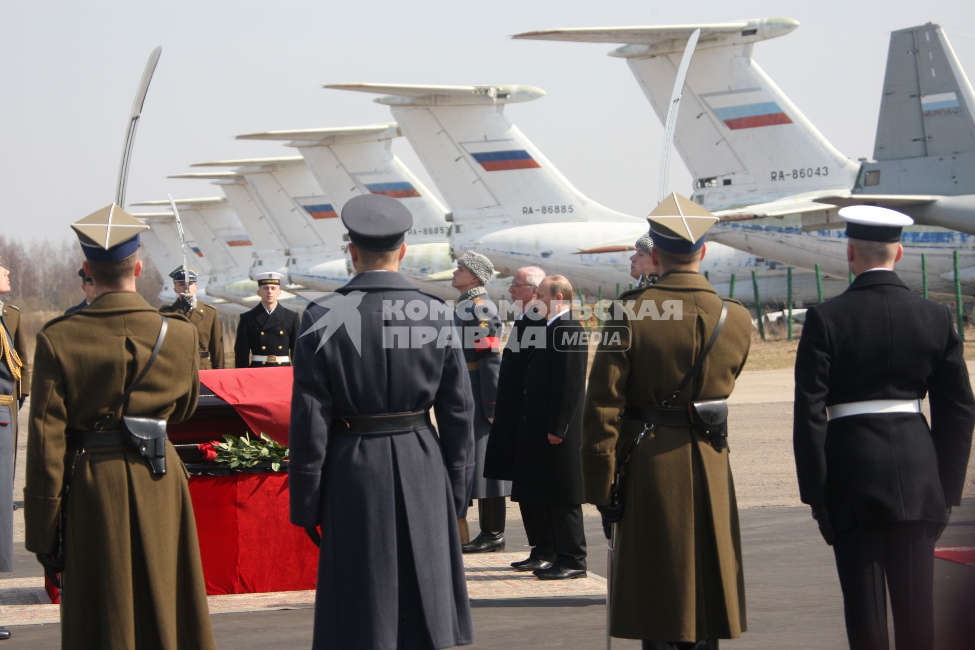 Самолет польского президента Леха Качиньского ТУ-154 разбился под Смоленском утром 10 апреля. Владимир Путин прибыл на место крушения самолета.