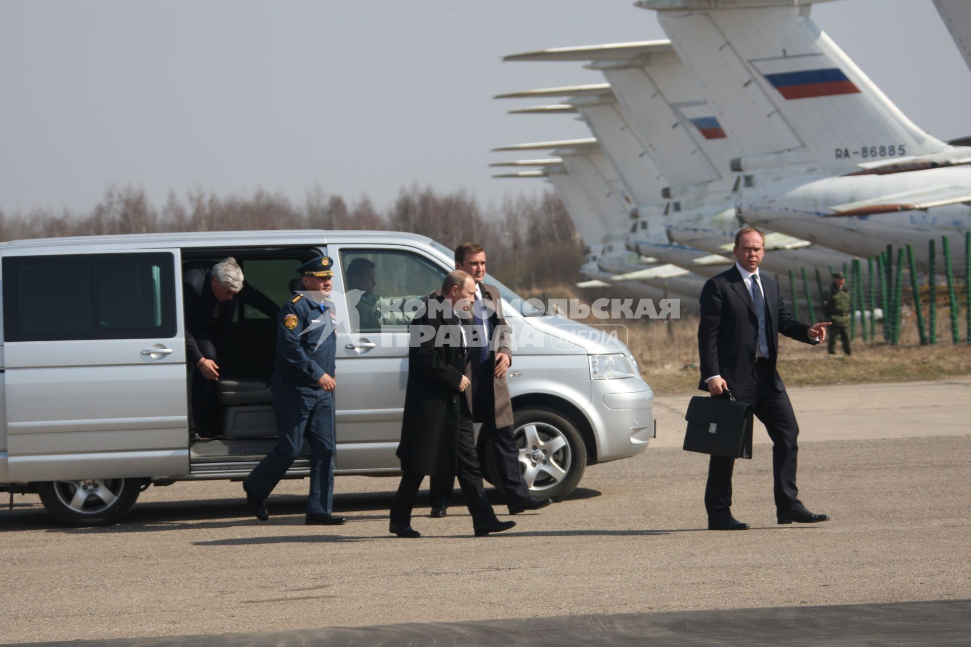 Самолет польского президента Леха Качиньского ТУ-154 разбился под Смоленском утром 10 апреля. Владимир Путин прибыл на место крушения самолета.