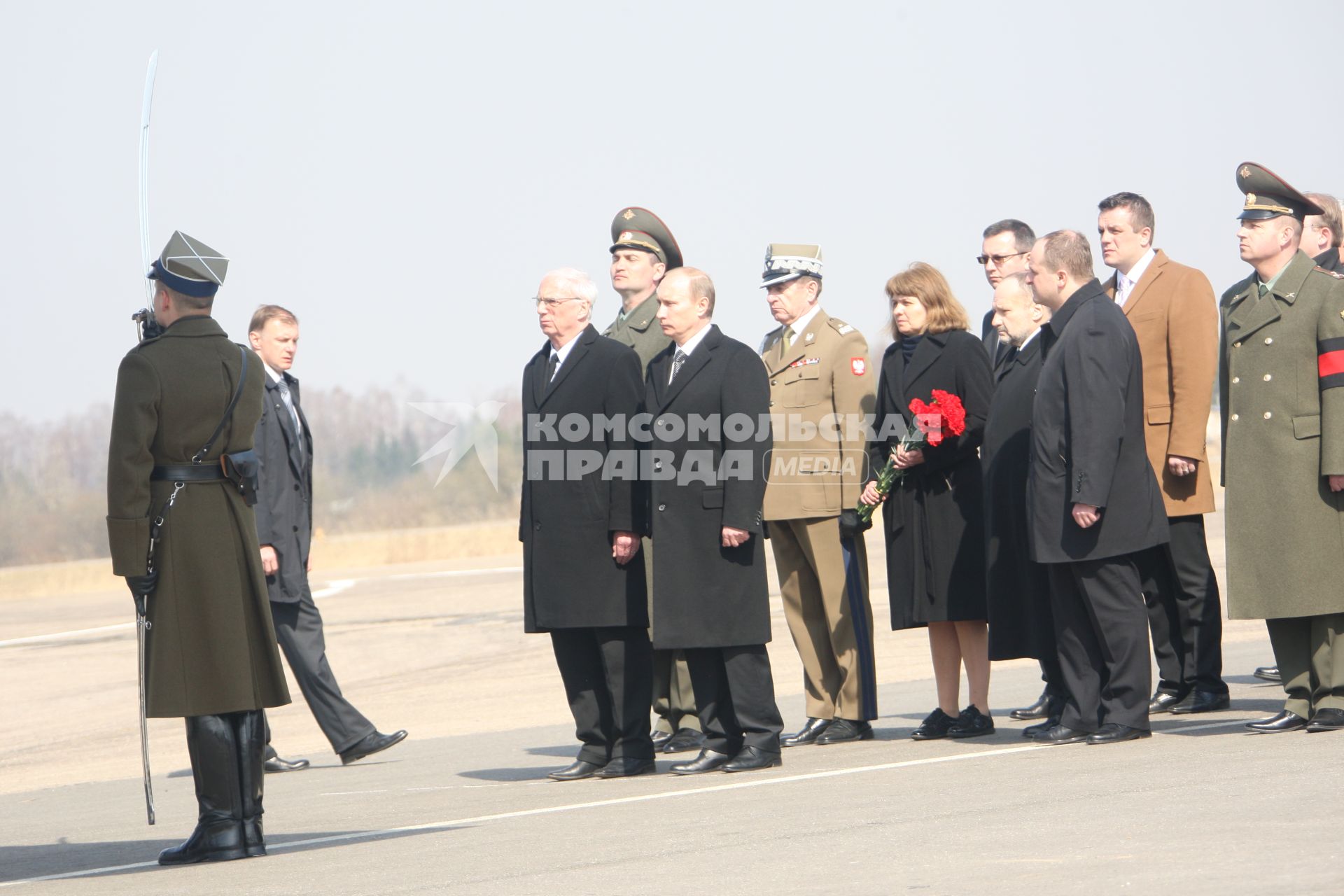 Самолет польского президента Леха Качиньского ТУ-154 разбился под Смоленском утром 10 апреля. Владимир Путин прибыл на место крушения самолета.